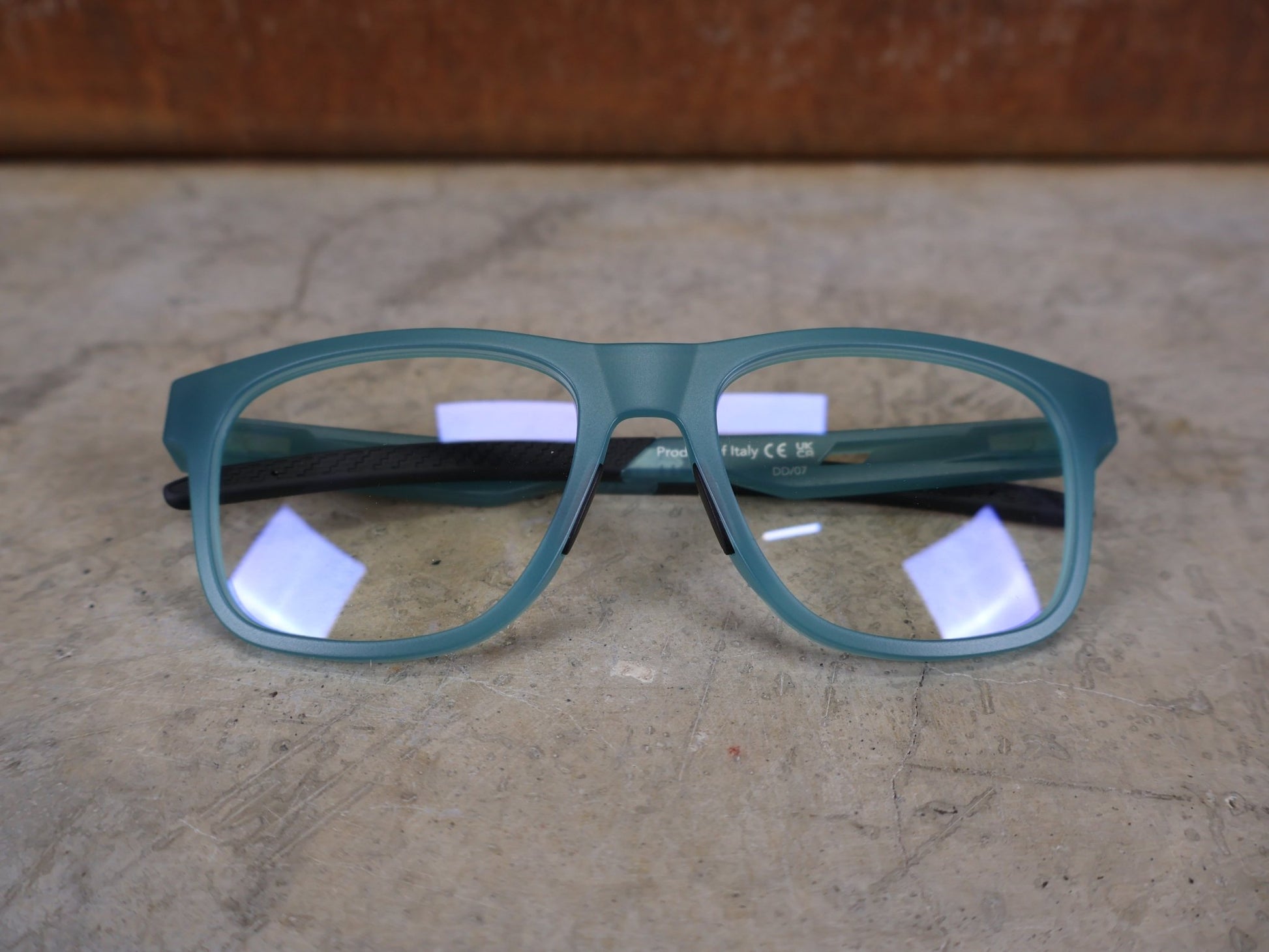 Brillen von Koo, KOO FIJI BRILLE – TRANSPARENT LIGHT BLUE / DEMO - GLAS vor USEDBIKES - OB.DE Hintergrund