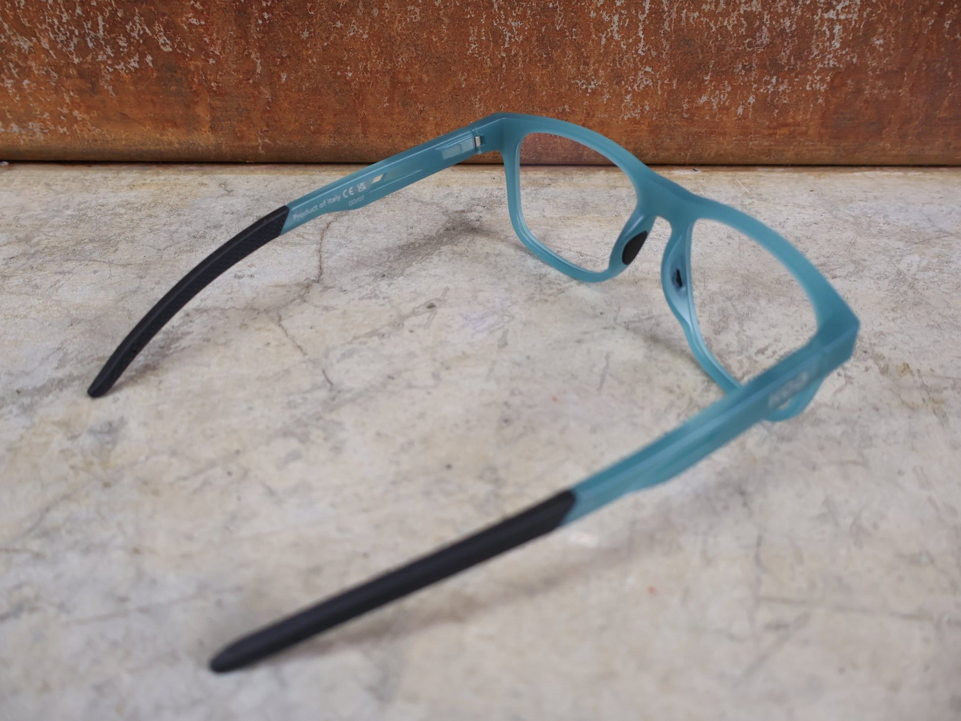 Brillen von Koo, KOO FIJI BRILLE – TRANSPARENT LIGHT BLUE / DEMO - GLAS vor USEDBIKES - OB.DE Hintergrund