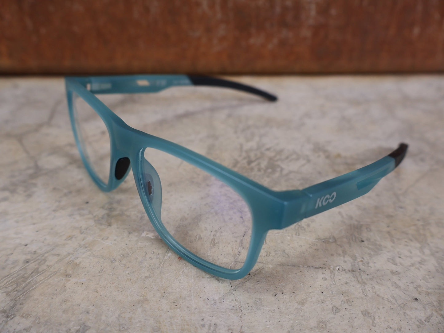 Brillen von Koo, KOO FIJI BRILLE – TRANSPARENT LIGHT BLUE / DEMO - GLAS vor USEDBIKES - OB.DE Hintergrund