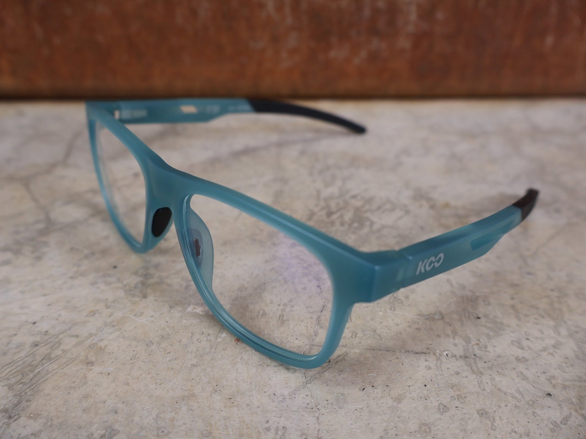 Brillen von Koo, KOO FIJI BRILLE – TRANSPARENT LIGHT BLUE / DEMO - GLAS vor USEDBIKES - OB.DE Hintergrund