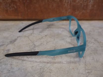 Brillen von Koo, KOO FIJI BRILLE – TRANSPARENT LIGHT BLUE / DEMO - GLAS vor USEDBIKES - OB.DE Hintergrund
