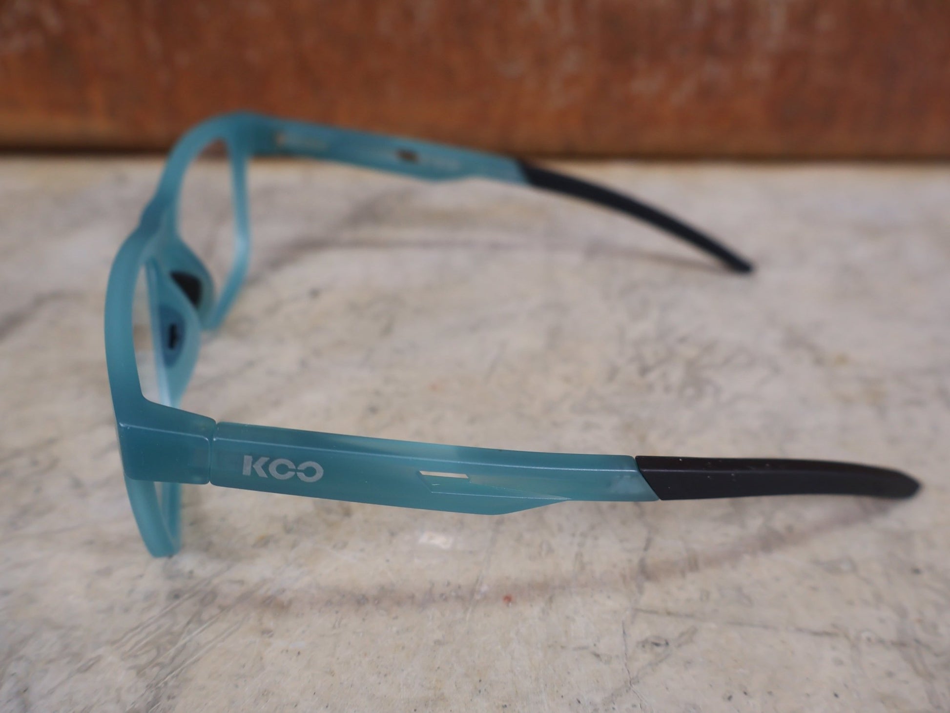 Brillen von Koo, KOO FIJI BRILLE – TRANSPARENT LIGHT BLUE / DEMO - GLAS vor USEDBIKES - OB.DE Hintergrund