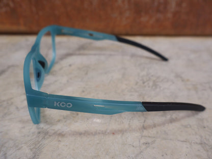 Brillen von Koo, KOO FIJI BRILLE – TRANSPARENT LIGHT BLUE / DEMO - GLAS vor USEDBIKES - OB.DE Hintergrund