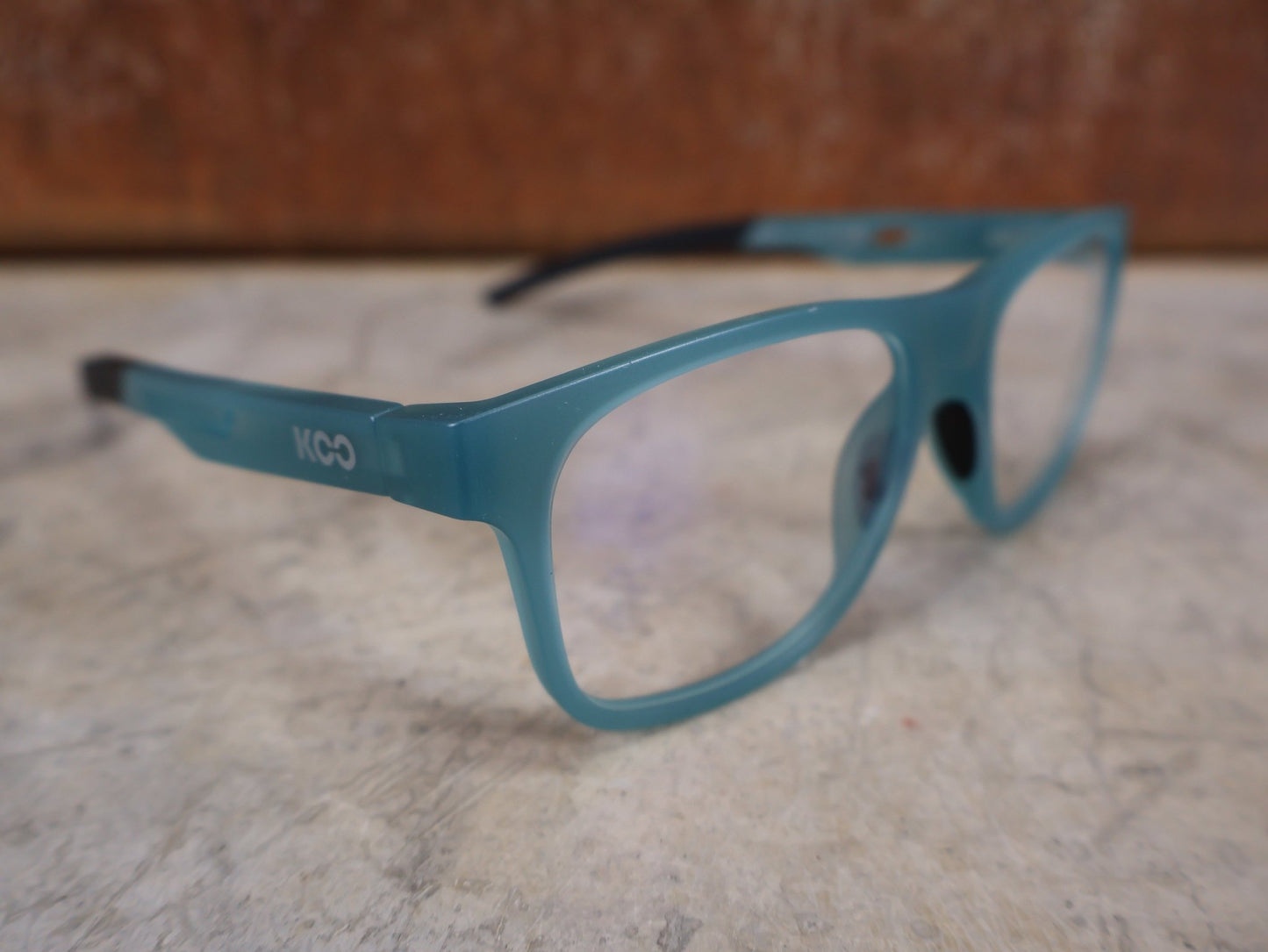 Brillen von Koo, KOO FIJI BRILLE – TRANSPARENT LIGHT BLUE / DEMO - GLAS vor USEDBIKES - OB.DE Hintergrund