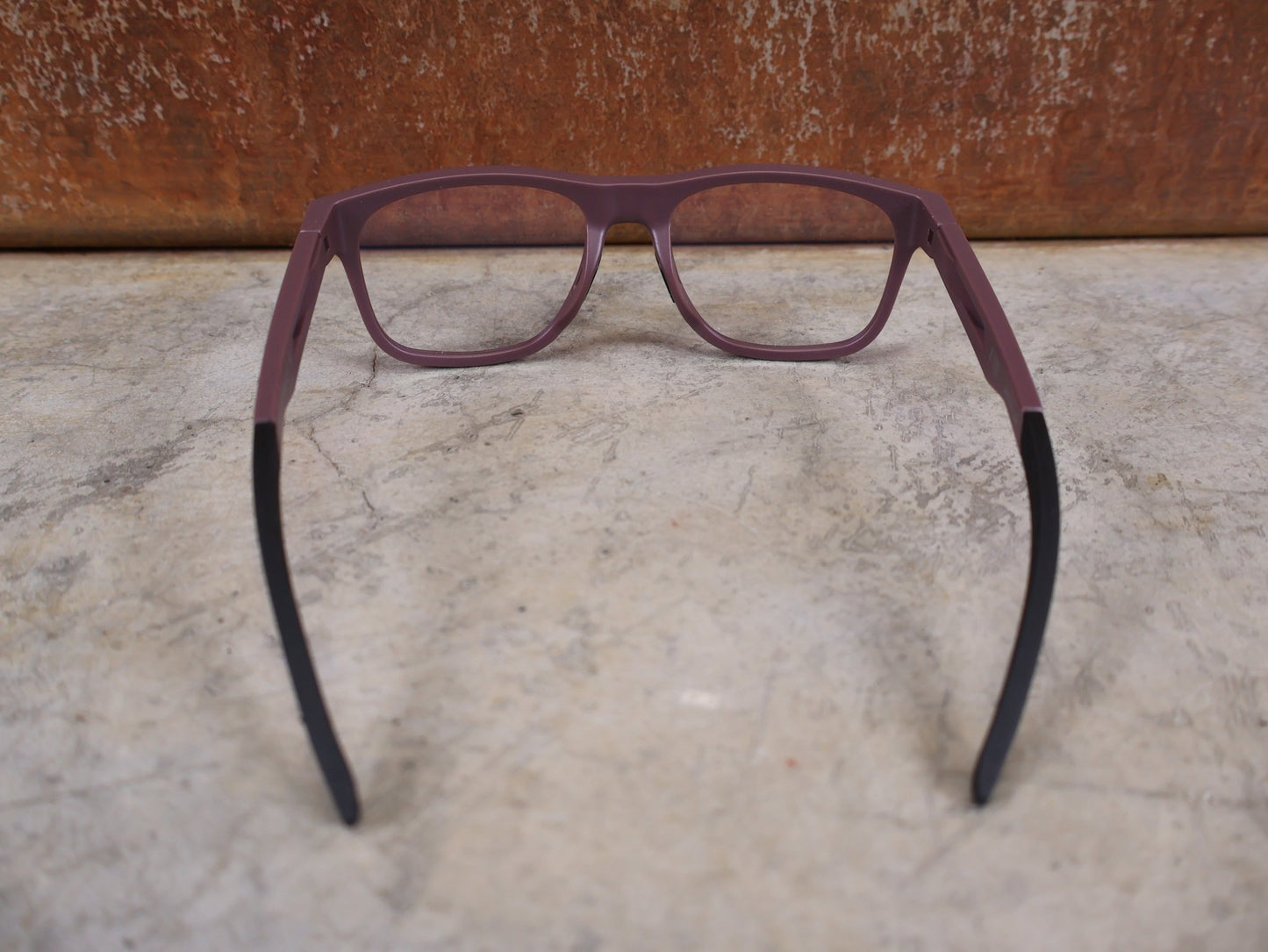 Brillen von Koo, KOO FIJI BRILLE – WINE MATT / DEMO - GLAS vor USEDBIKES - OB.DE Hintergrund