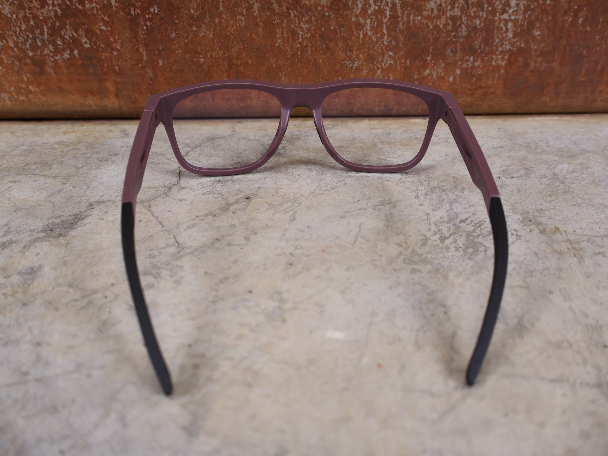 Brillen von Koo, KOO FIJI BRILLE – WINE MATT / DEMO - GLAS vor USEDBIKES - OB.DE Hintergrund