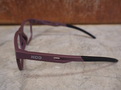 Brillen von Koo, KOO FIJI BRILLE – WINE MATT / DEMO - GLAS vor USEDBIKES - OB.DE Hintergrund