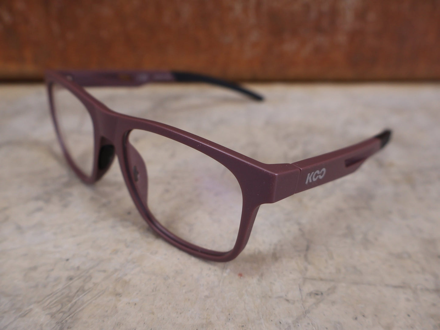 Brillen von Koo, KOO FIJI BRILLE – WINE MATT / DEMO - GLAS vor USEDBIKES - OB.DE Hintergrund