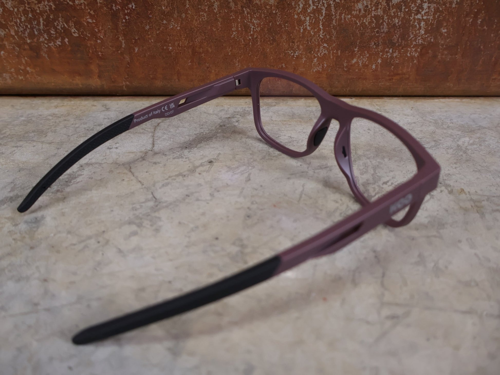 Brillen von Koo, KOO FIJI BRILLE – WINE MATT / DEMO - GLAS vor USEDBIKES - OB.DE Hintergrund