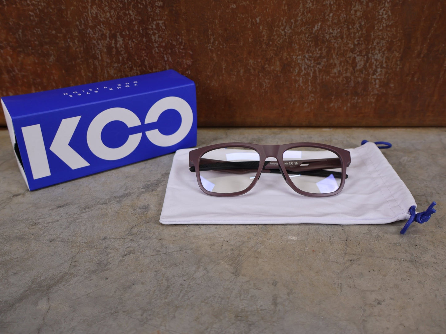 Brillen von Koo, KOO FIJI BRILLE – WINE MATT / DEMO - GLAS vor USEDBIKES - OB.DE Hintergrund