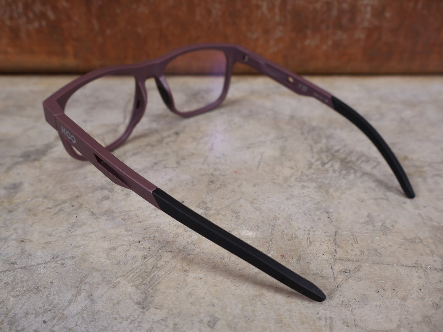 Brillen von Koo, KOO FIJI BRILLE – WINE MATT / DEMO - GLAS vor USEDBIKES - OB.DE Hintergrund