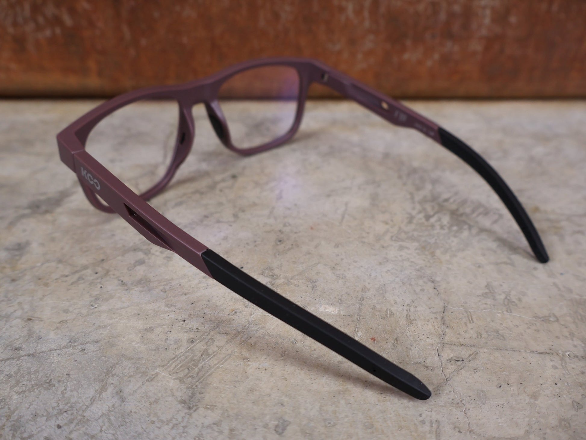 Brillen von Koo, KOO FIJI BRILLE – WINE MATT / DEMO - GLAS vor USEDBIKES - OB.DE Hintergrund