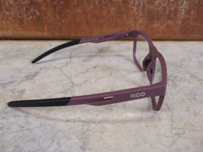 Brillen von Koo, KOO FIJI BRILLE – WINE MATT / DEMO - GLAS vor USEDBIKES - OB.DE Hintergrund