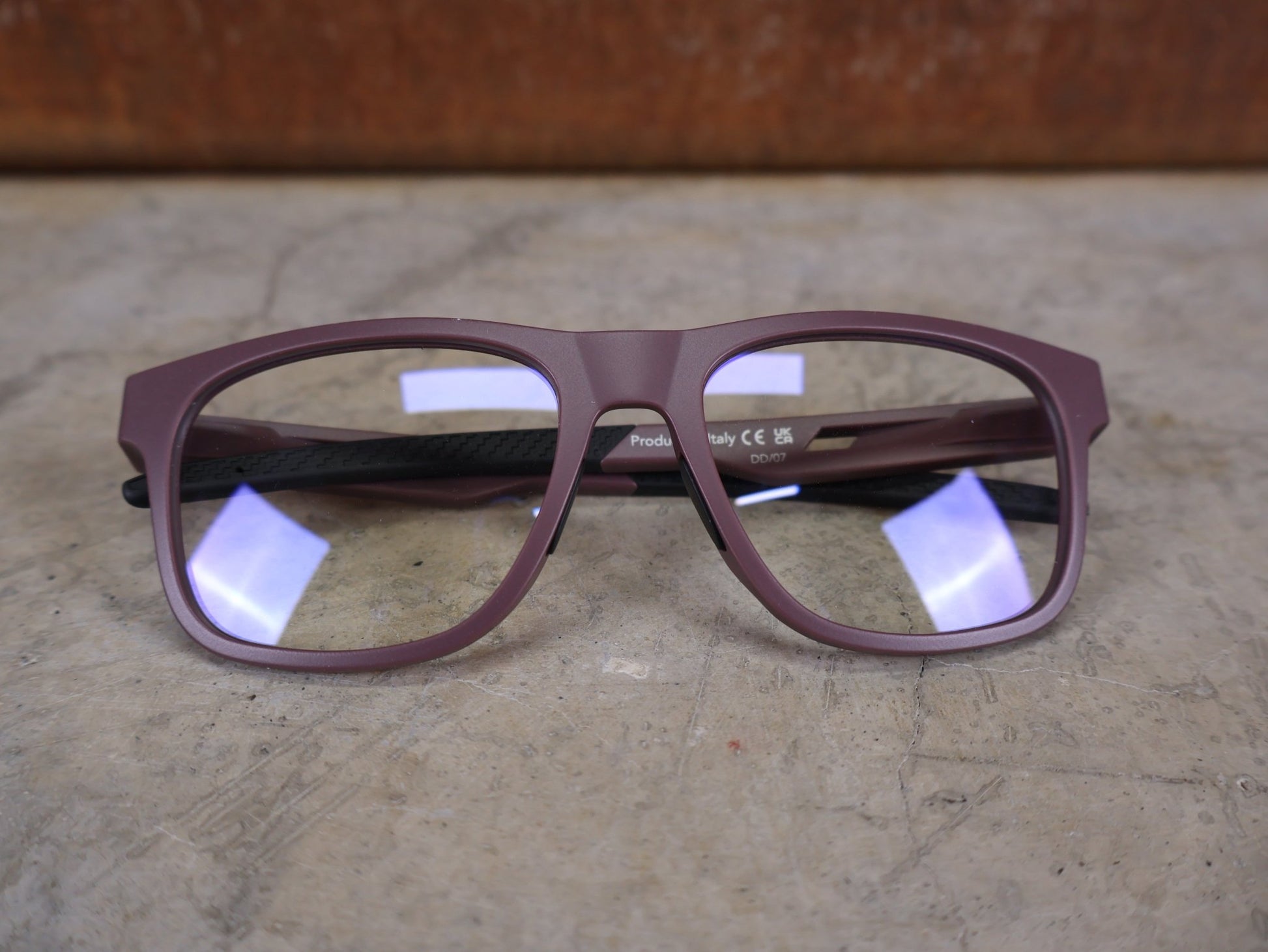 Brillen von Koo, KOO FIJI BRILLE – WINE MATT / DEMO - GLAS vor USEDBIKES - OB.DE Hintergrund