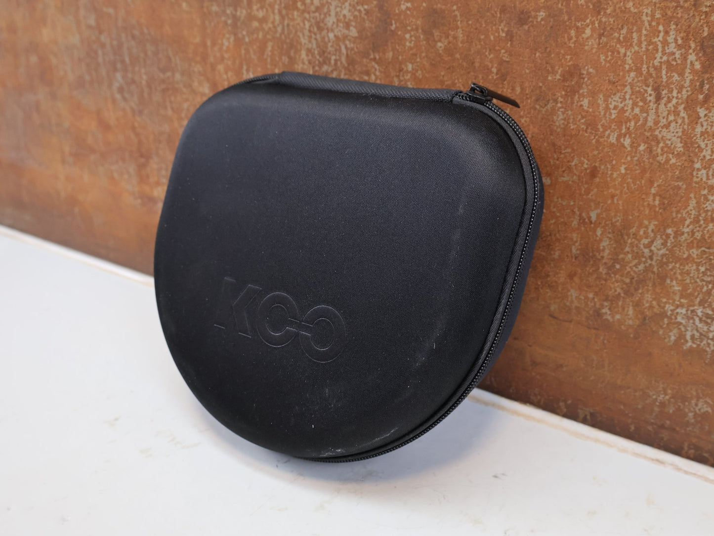 Brillen Zubehör & Ersatzteile von Koo, KOO HARTSCHALEN BRILLENCASE / SPORTBRILLEN TASCHE FÜR WECHSELLINSEN SCHWARZ vor USEDBIKES-OB.DE Hintergrund