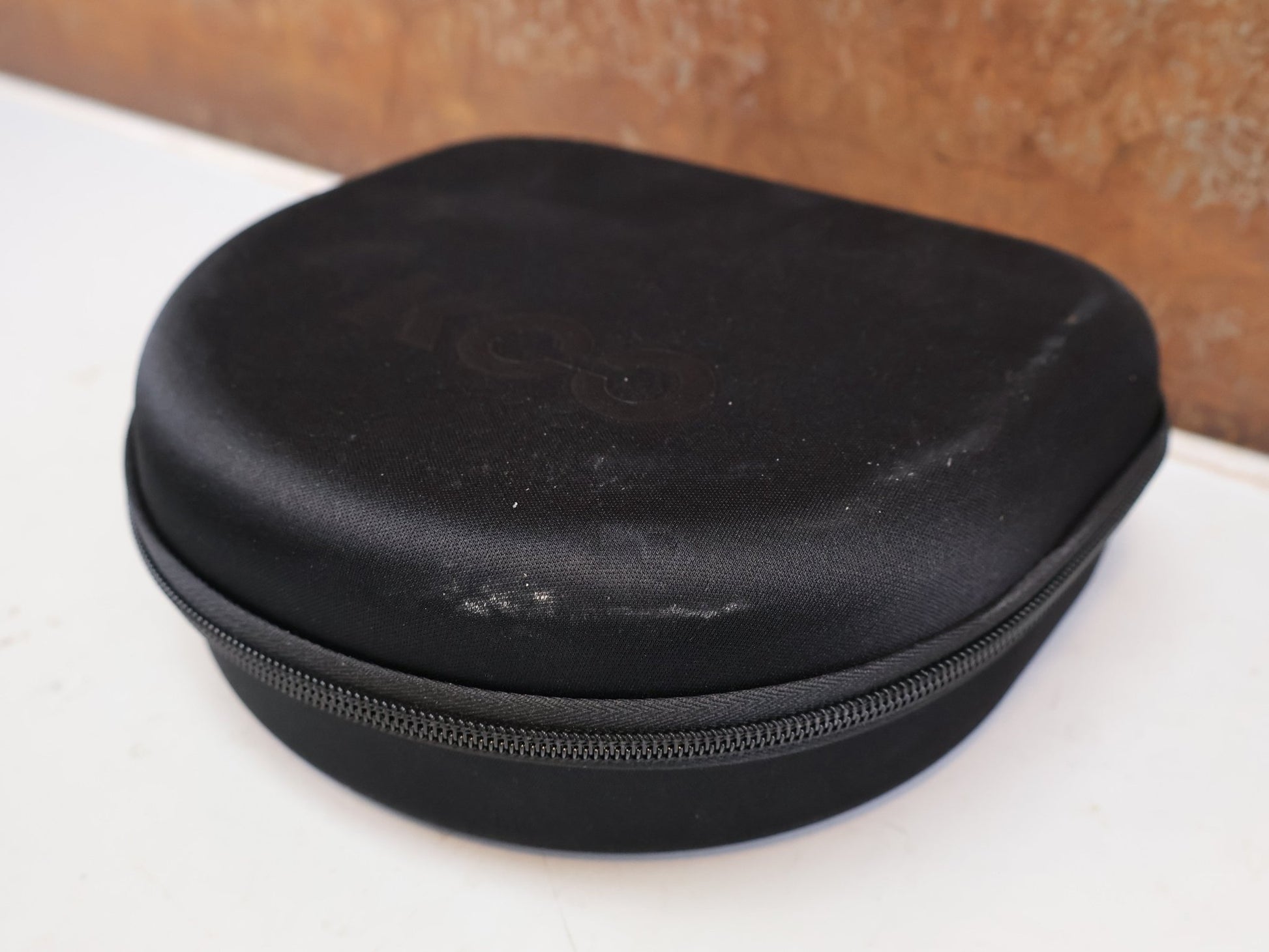Brillen Zubehör & Ersatzteile von Koo, KOO HARTSCHALEN BRILLENCASE / SPORTBRILLEN TASCHE FÜR WECHSELLINSEN SCHWARZ vor USEDBIKES-OB.DE Hintergrund