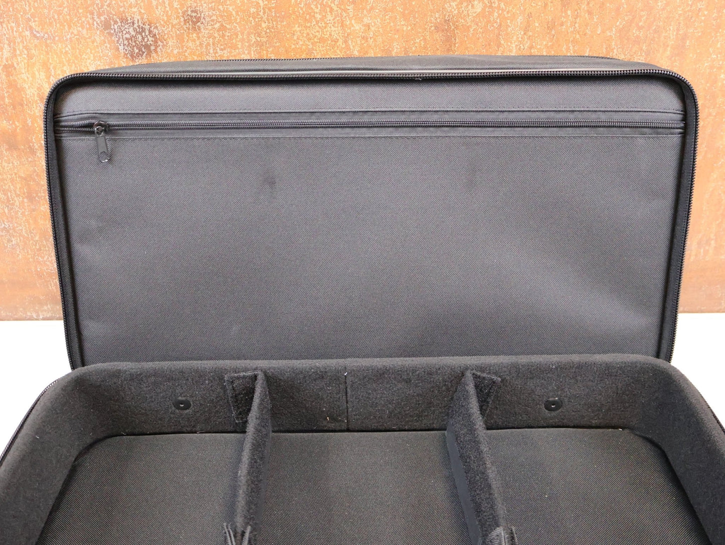 Brillen Zubehör & Ersatzteile von Koo, KOO KOFFER XL ZUBEHÖRTASCHE 54X30X18CM / TEAM KOO HARDCASE SCHWARZ vor USEDBIKES-OB.DE Hintergrund