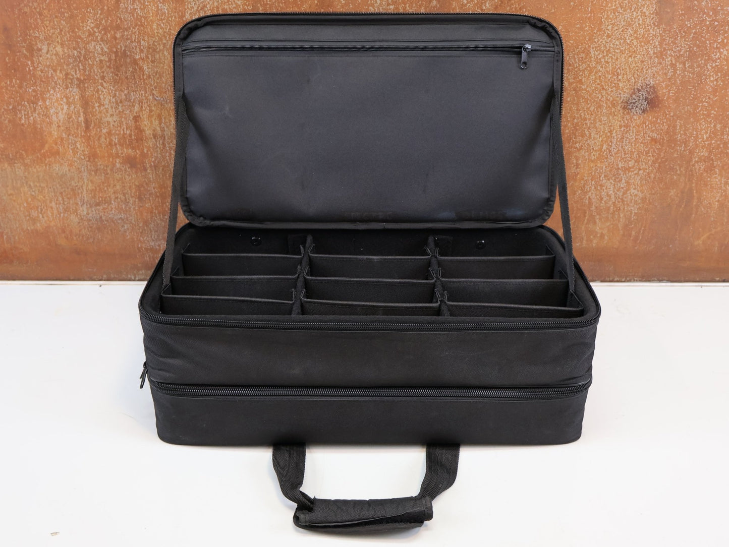 Brillen Zubehör & Ersatzteile von Koo, KOO KOFFER XL ZUBEHÖRTASCHE 54X30X18CM / TEAM KOO HARDCASE SCHWARZ vor USEDBIKES-OB.DE Hintergrund