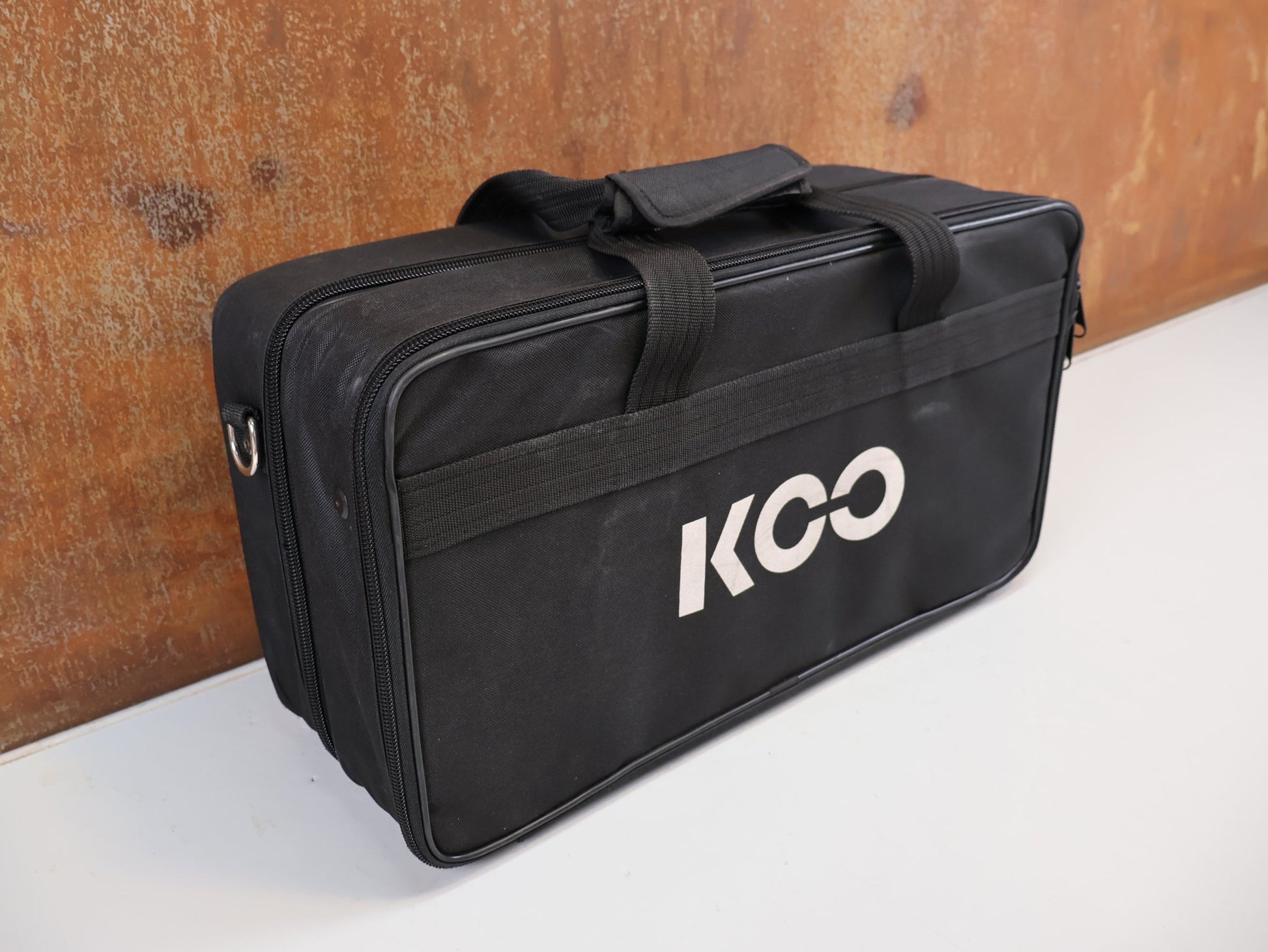 Brillen Zubehör & Ersatzteile von Koo, KOO KOFFER XL ZUBEHÖRTASCHE 54X30X18CM / TEAM KOO HARDCASE SCHWARZ vor USEDBIKES-OB.DE Hintergrund