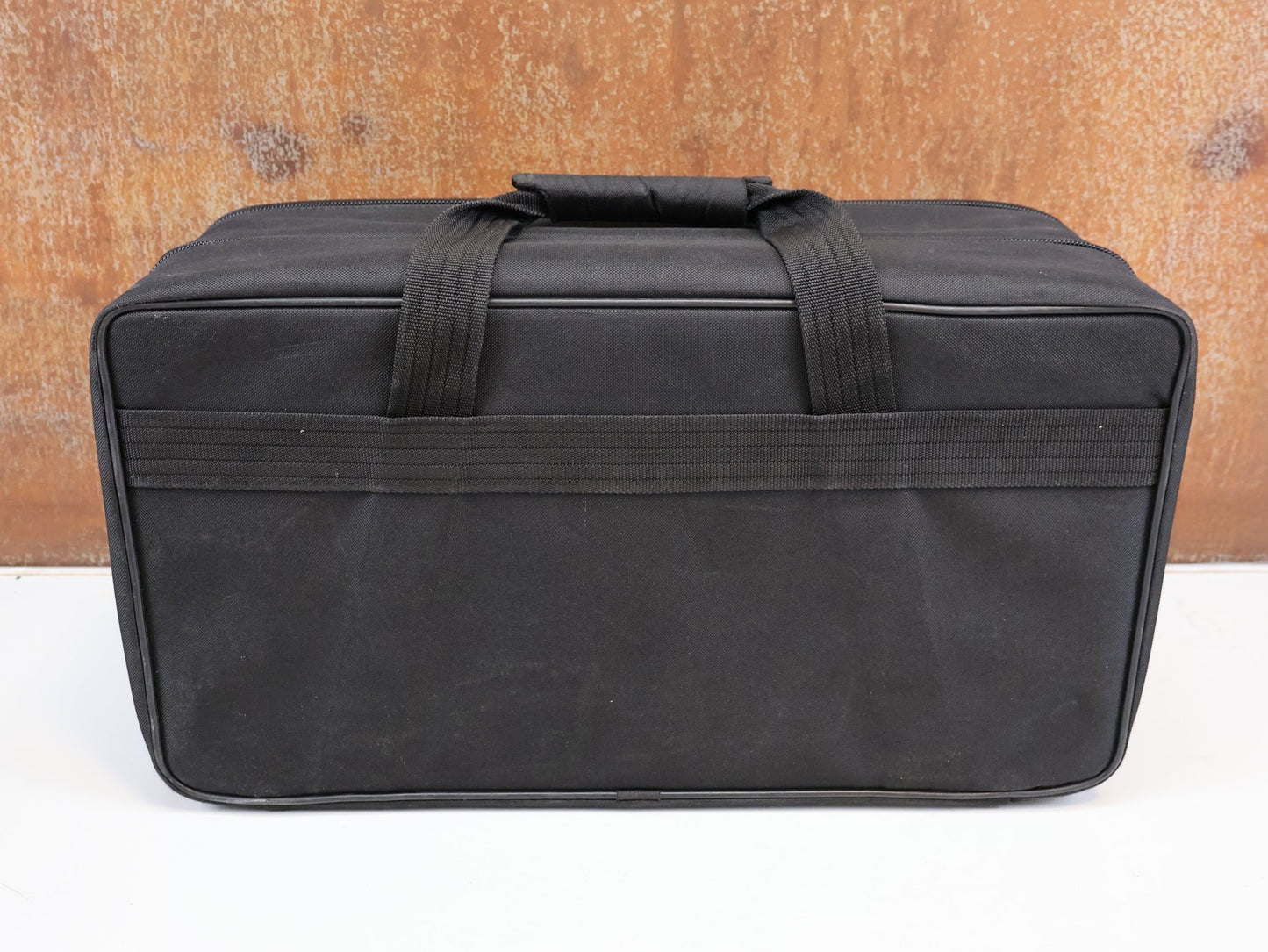Brillen Zubehör & Ersatzteile von Koo, KOO KOFFER XL ZUBEHÖRTASCHE 54X30X18CM / TEAM KOO HARDCASE SCHWARZ vor USEDBIKES-OB.DE Hintergrund