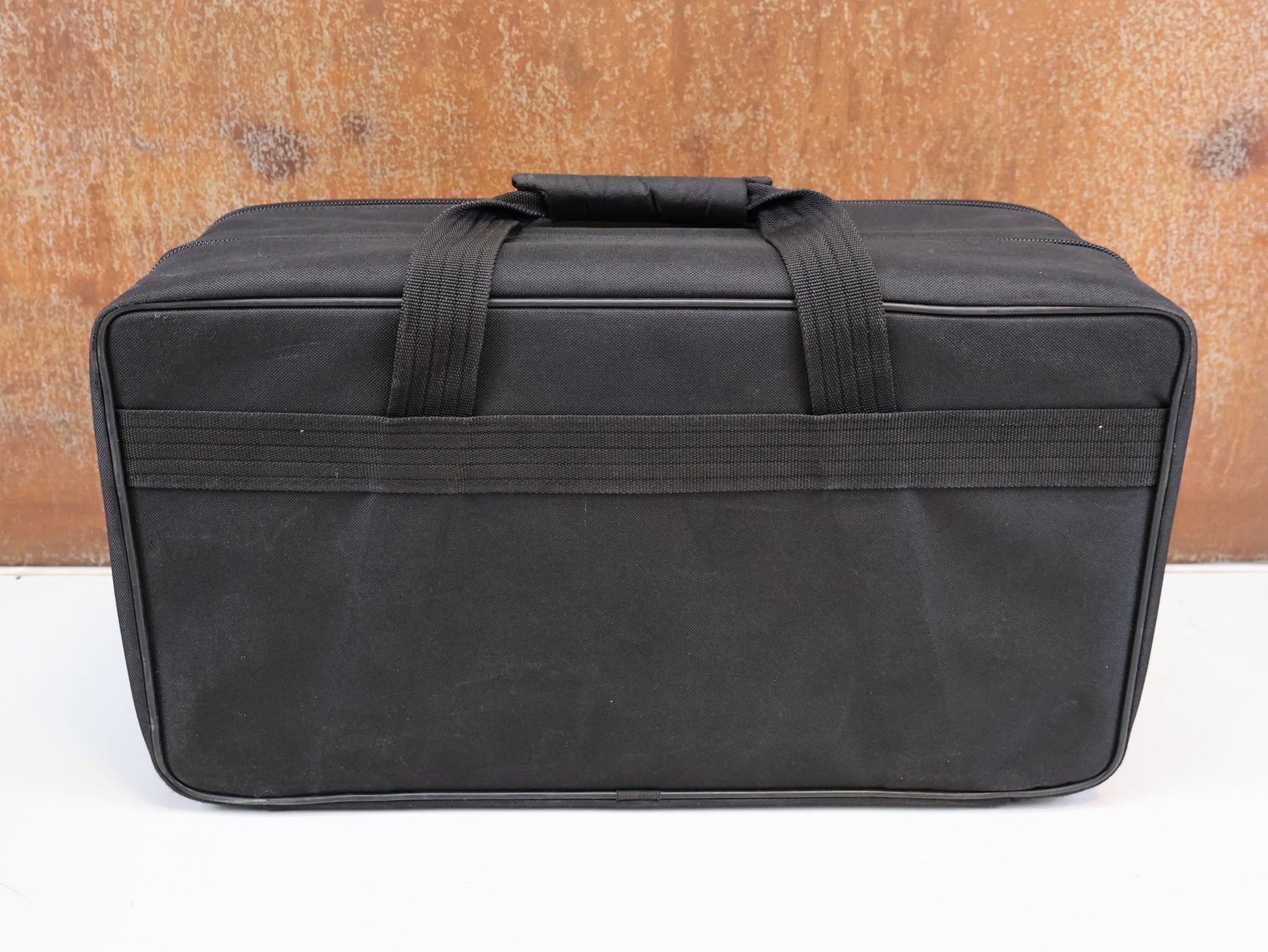 Brillen Zubehör & Ersatzteile von Koo, KOO KOFFER XL ZUBEHÖRTASCHE 54X30X18CM / TEAM KOO HARDCASE SCHWARZ vor USEDBIKES-OB.DE Hintergrund