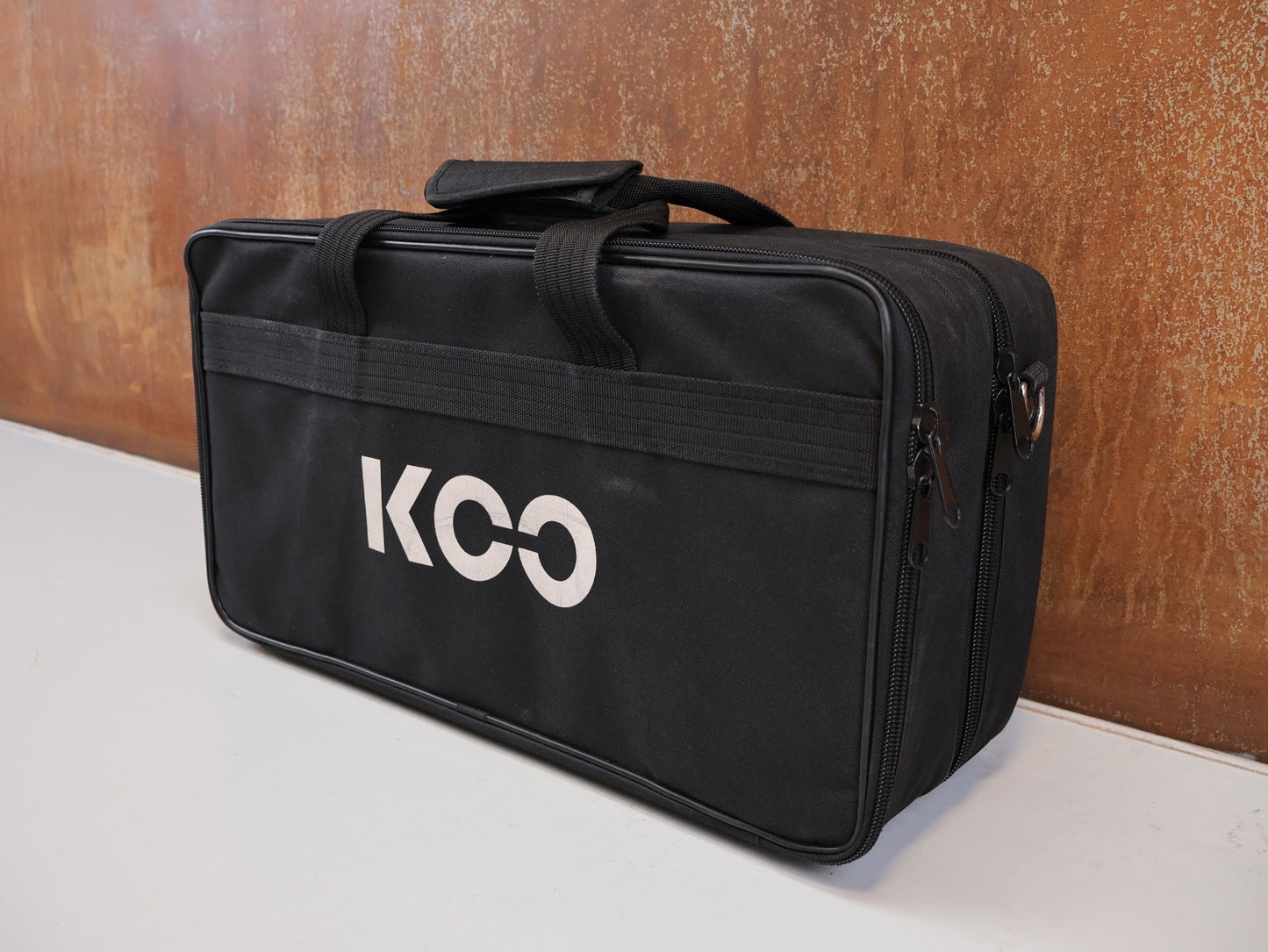 Brillen Zubehör & Ersatzteile von Koo, KOO KOFFER XL ZUBEHÖRTASCHE 54X30X18CM / TEAM KOO HARDCASE SCHWARZ vor USEDBIKES-OB.DE Hintergrund