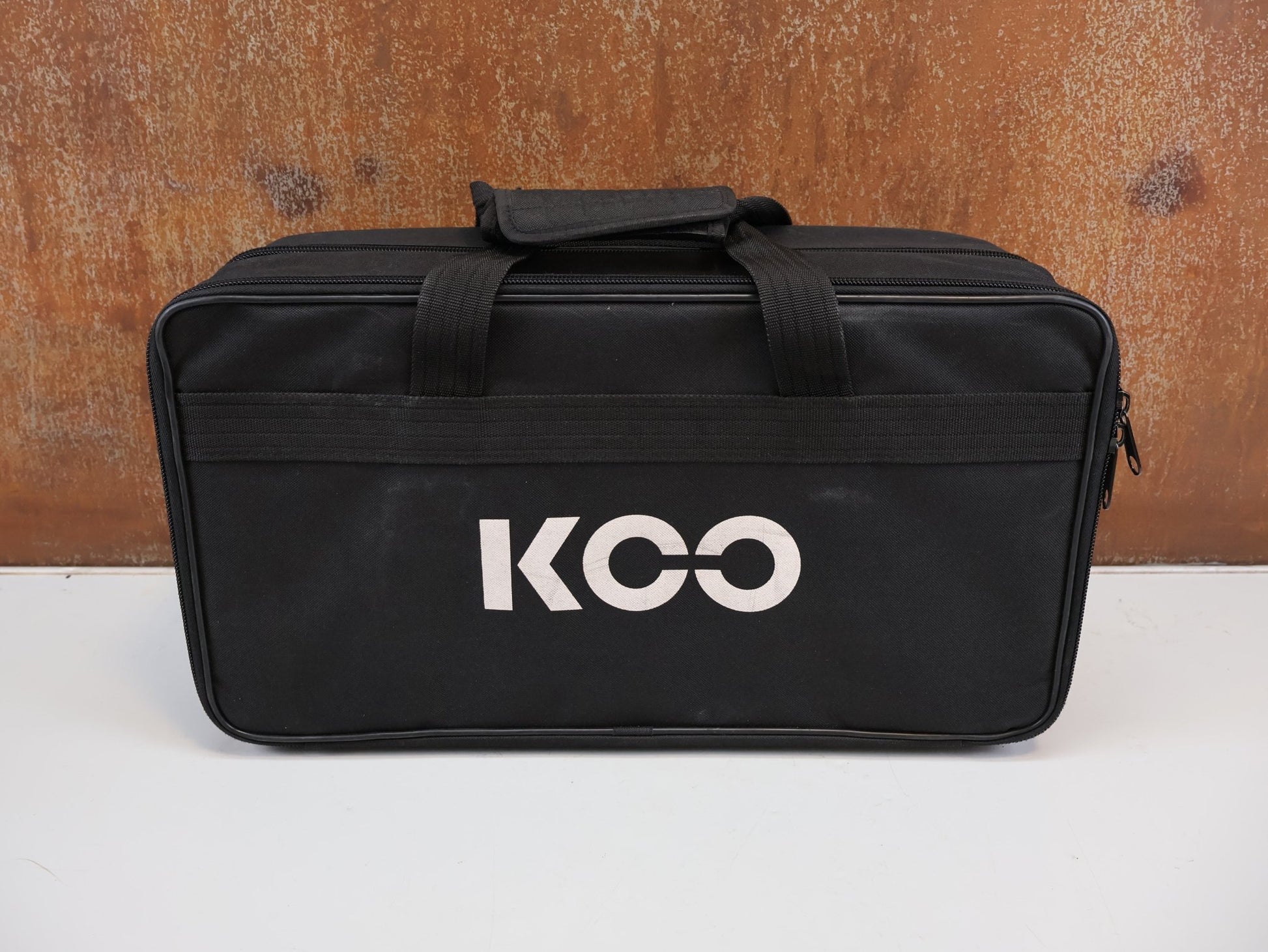Brillen Zubehör & Ersatzteile von Koo, KOO KOFFER XL ZUBEHÖRTASCHE 54X30X18CM / TEAM KOO HARDCASE SCHWARZ vor USEDBIKES-OB.DE Hintergrund