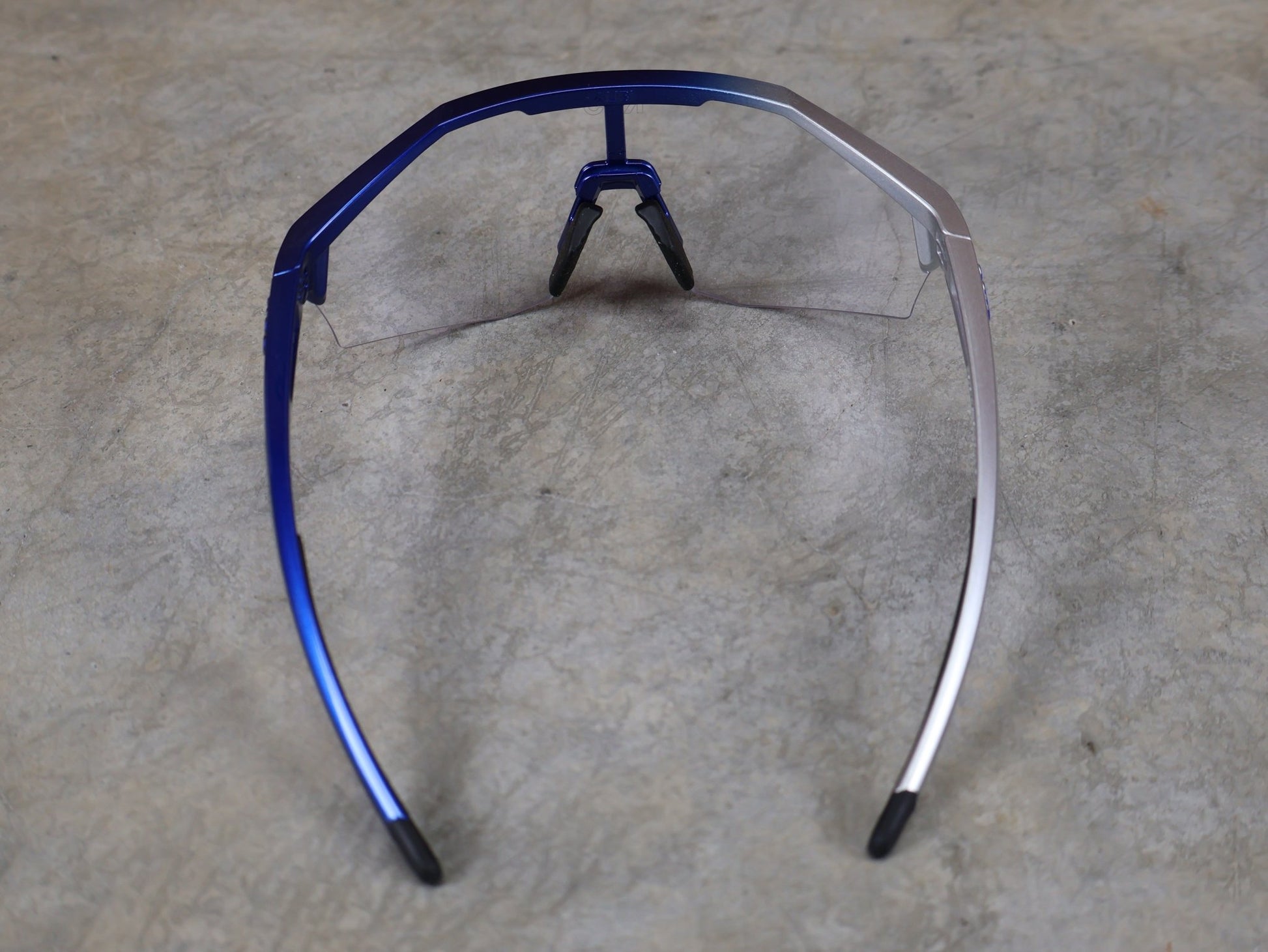 Brillen von Koo, KOO RED BULL - BORA HANSGROHE ALIBI LARGE SONNENBRILLE / CLEAR SMOKE vor USEDBIKES - OB.DE Hintergrund