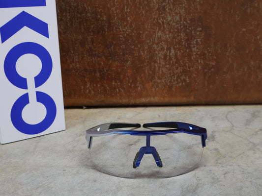 Brillen von Koo, KOO RED BULL - BORA HANSGROHE ALIBI LARGE SONNENBRILLE / CLEAR SMOKE vor USEDBIKES - OB.DE Hintergrund