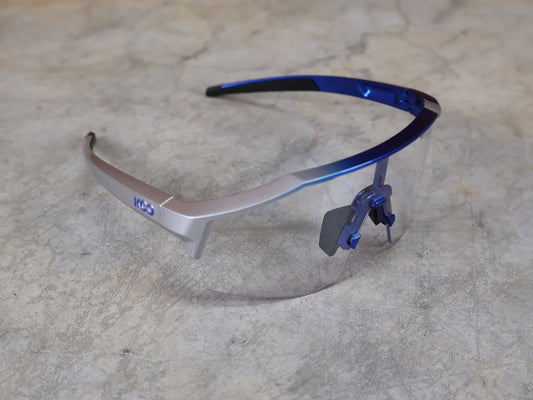 Brillen von Koo, KOO RED BULL - BORA HANSGROHE ALIBI LARGE SONNENBRILLE / CLEAR SMOKE vor USEDBIKES - OB.DE Hintergrund