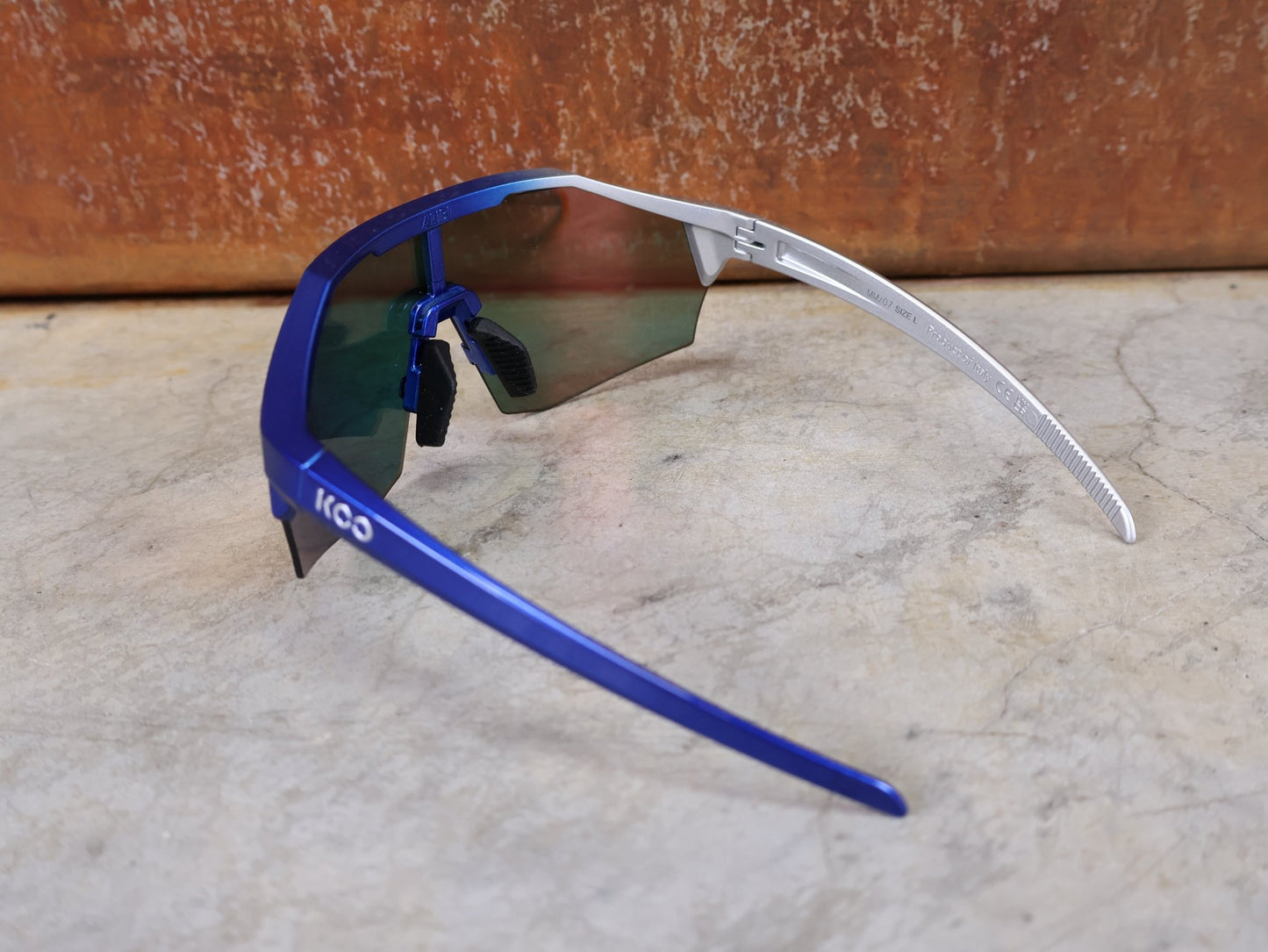 Brillen von Koo, KOO RED BULL - BORA HANSGROHE ALIBI LARGE SONNENBRILLE / RED MIRROR vor USEDBIKES - OB.DE Hintergrund