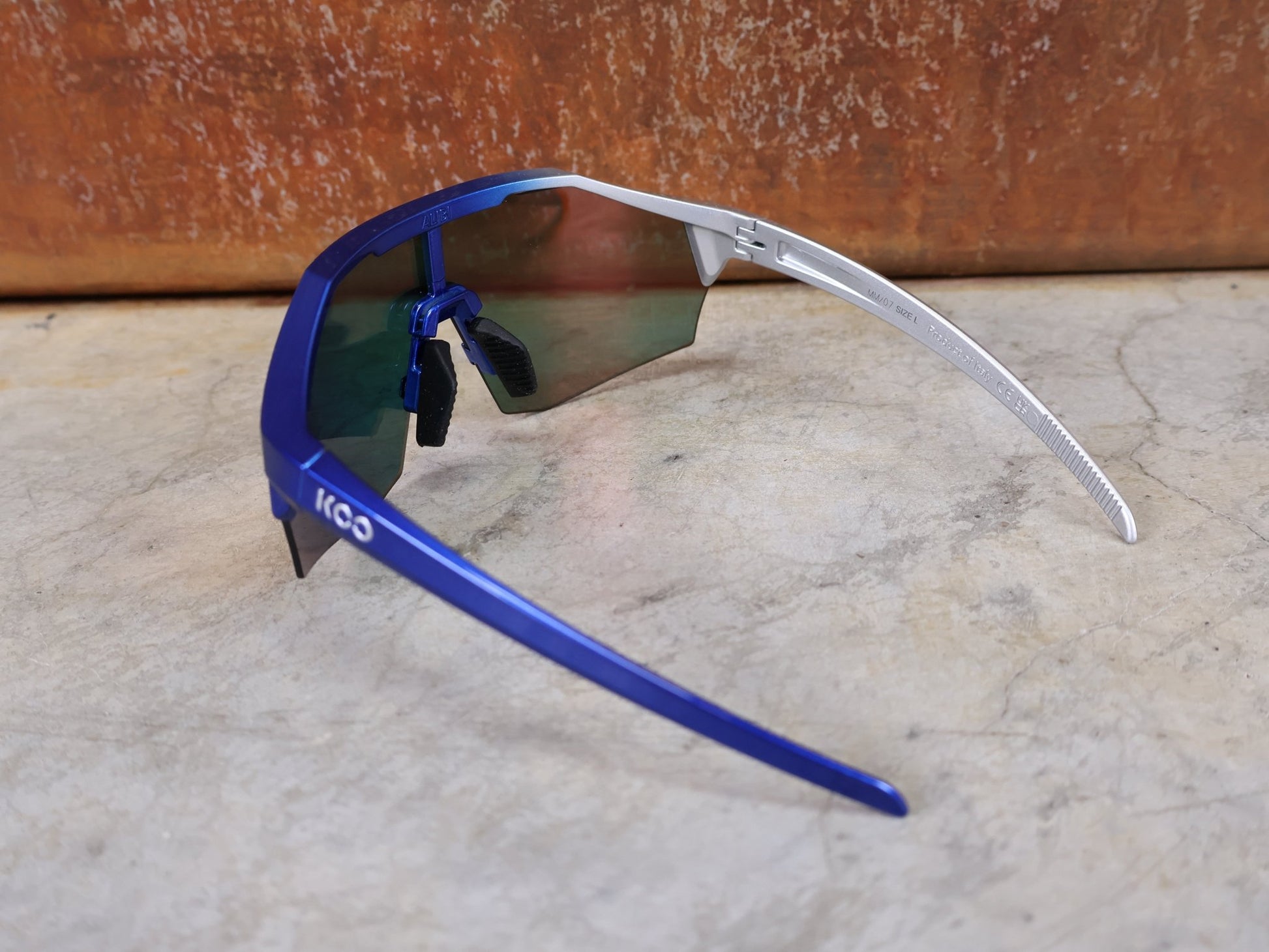 Brillen von Koo, KOO RED BULL - BORA HANSGROHE ALIBI LARGE SONNENBRILLE / RED MIRROR vor USEDBIKES - OB.DE Hintergrund