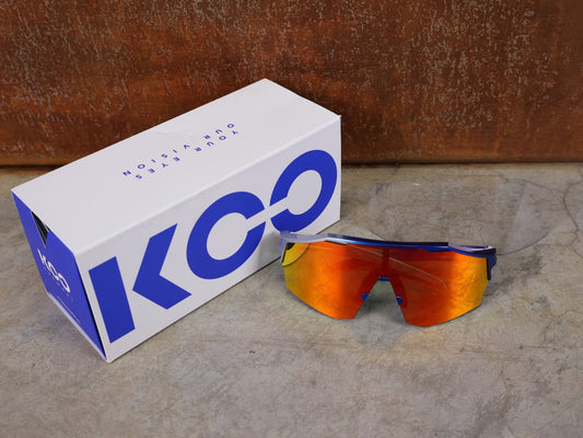 Brillen von Koo, KOO RED BULL - BORA HANSGROHE ALIBI LARGE SONNENBRILLE / RED MIRROR vor USEDBIKES - OB.DE Hintergrund