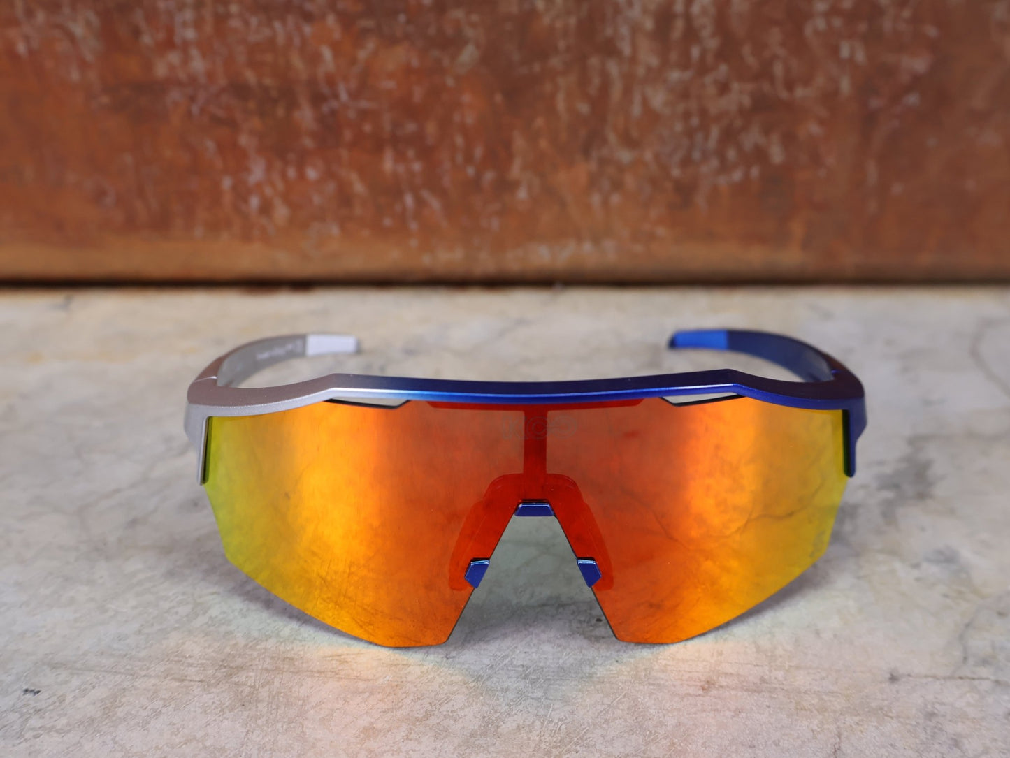 Brillen von Koo, KOO RED BULL - BORA HANSGROHE ALIBI LARGE SONNENBRILLE / RED MIRROR vor USEDBIKES - OB.DE Hintergrund