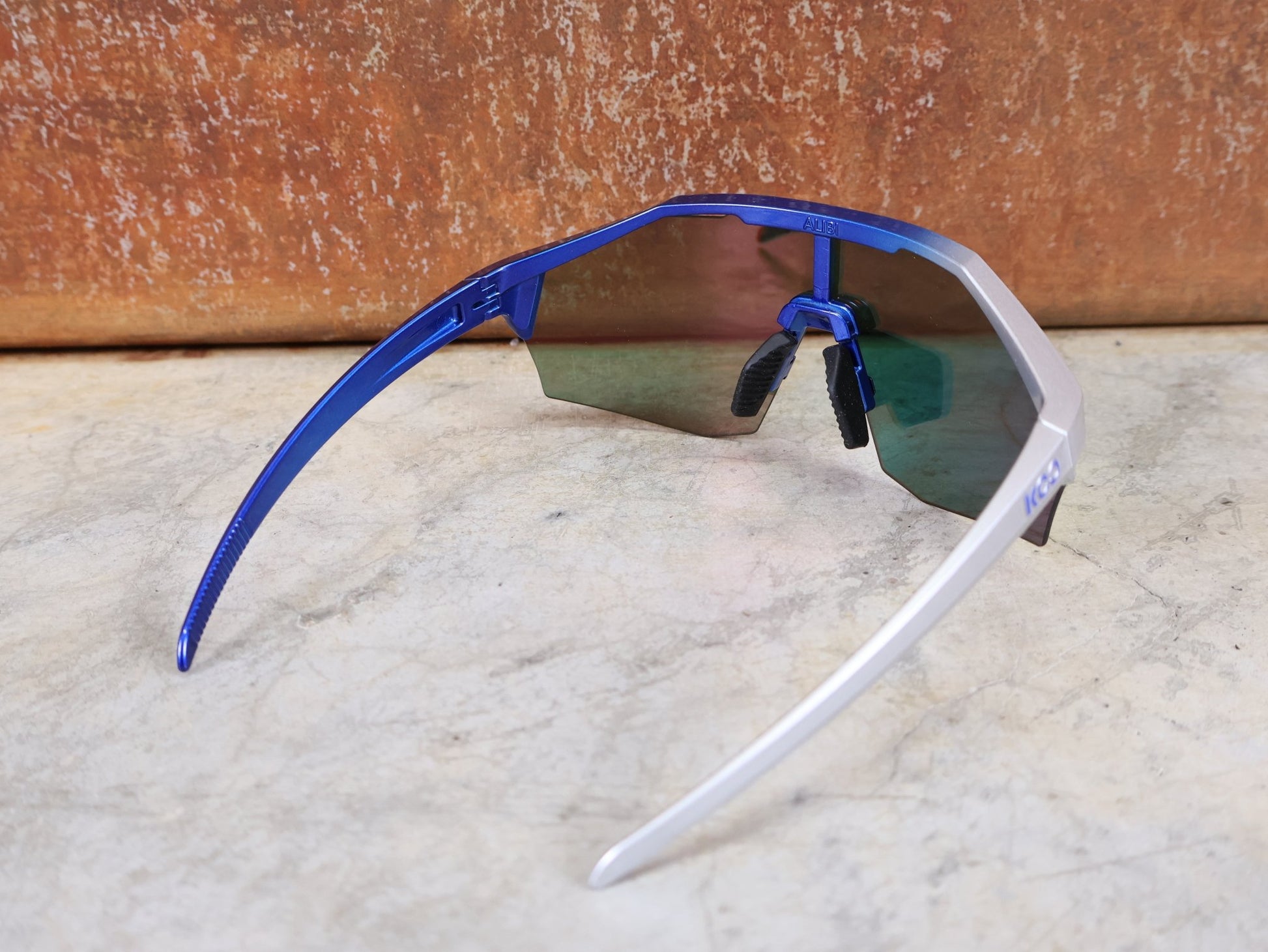 Brillen von Koo, KOO RED BULL - BORA HANSGROHE ALIBI LARGE SONNENBRILLE / RED MIRROR vor USEDBIKES - OB.DE Hintergrund