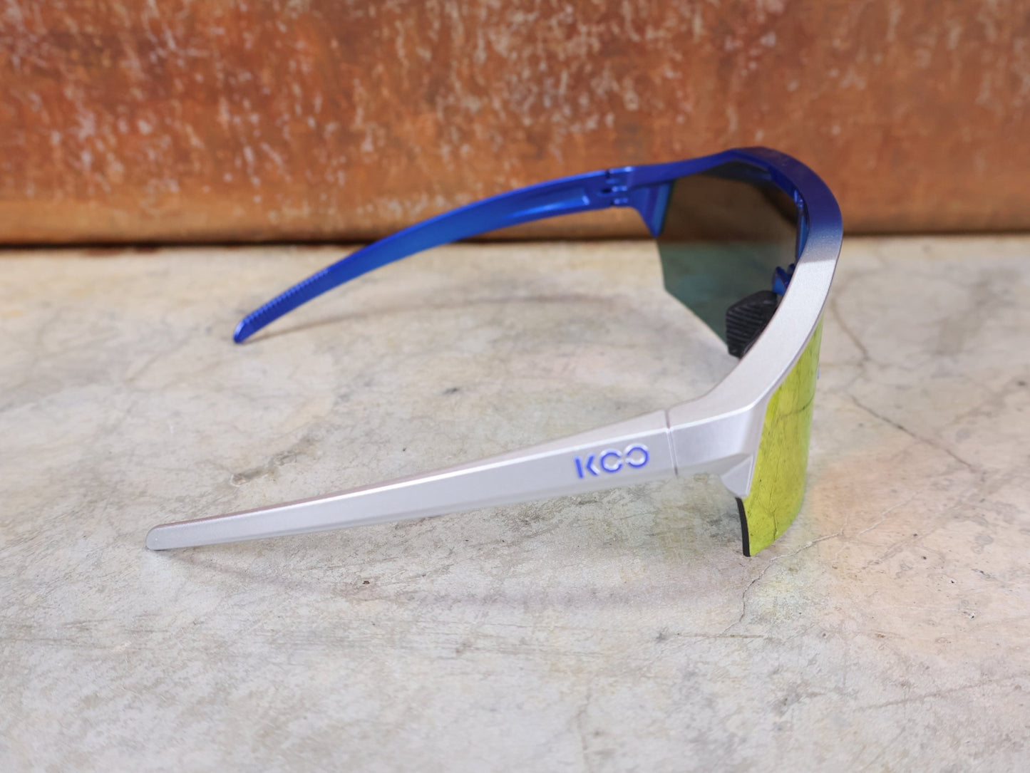 Brillen von Koo, KOO RED BULL - BORA HANSGROHE ALIBI LARGE SONNENBRILLE / RED MIRROR vor USEDBIKES - OB.DE Hintergrund