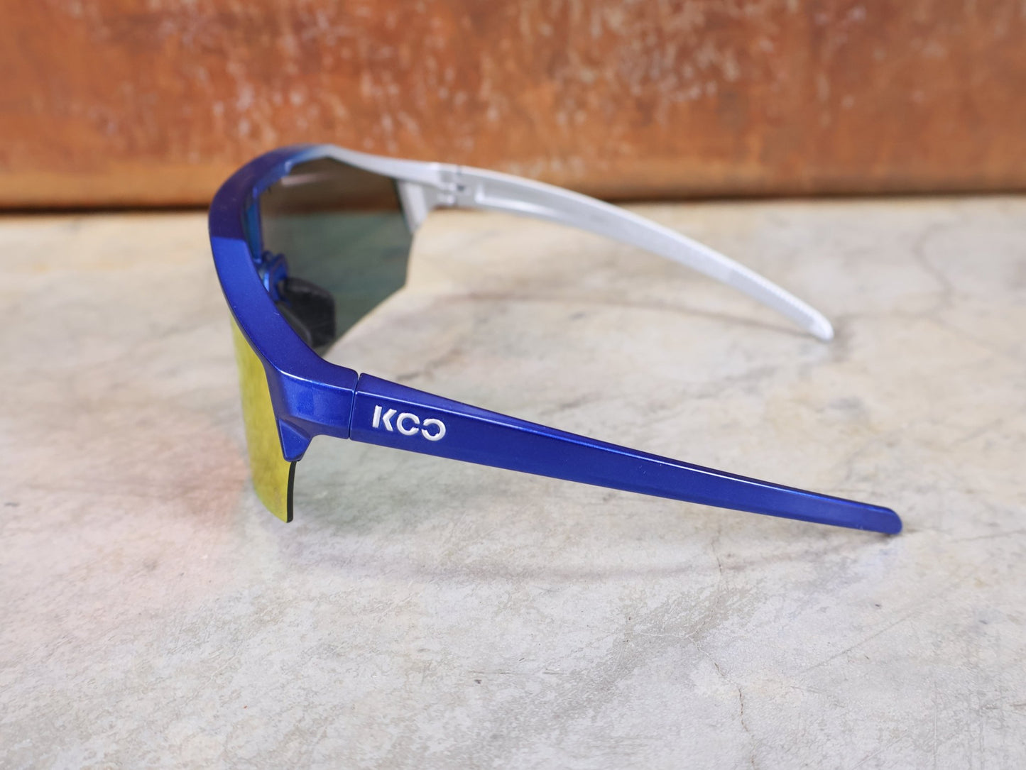 Brillen von Koo, KOO RED BULL - BORA HANSGROHE ALIBI LARGE SONNENBRILLE / RED MIRROR vor USEDBIKES - OB.DE Hintergrund