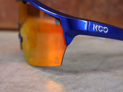 Brillen von Koo, KOO RED BULL - BORA HANSGROHE ALIBI LARGE SONNENBRILLE / RED MIRROR vor USEDBIKES - OB.DE Hintergrund