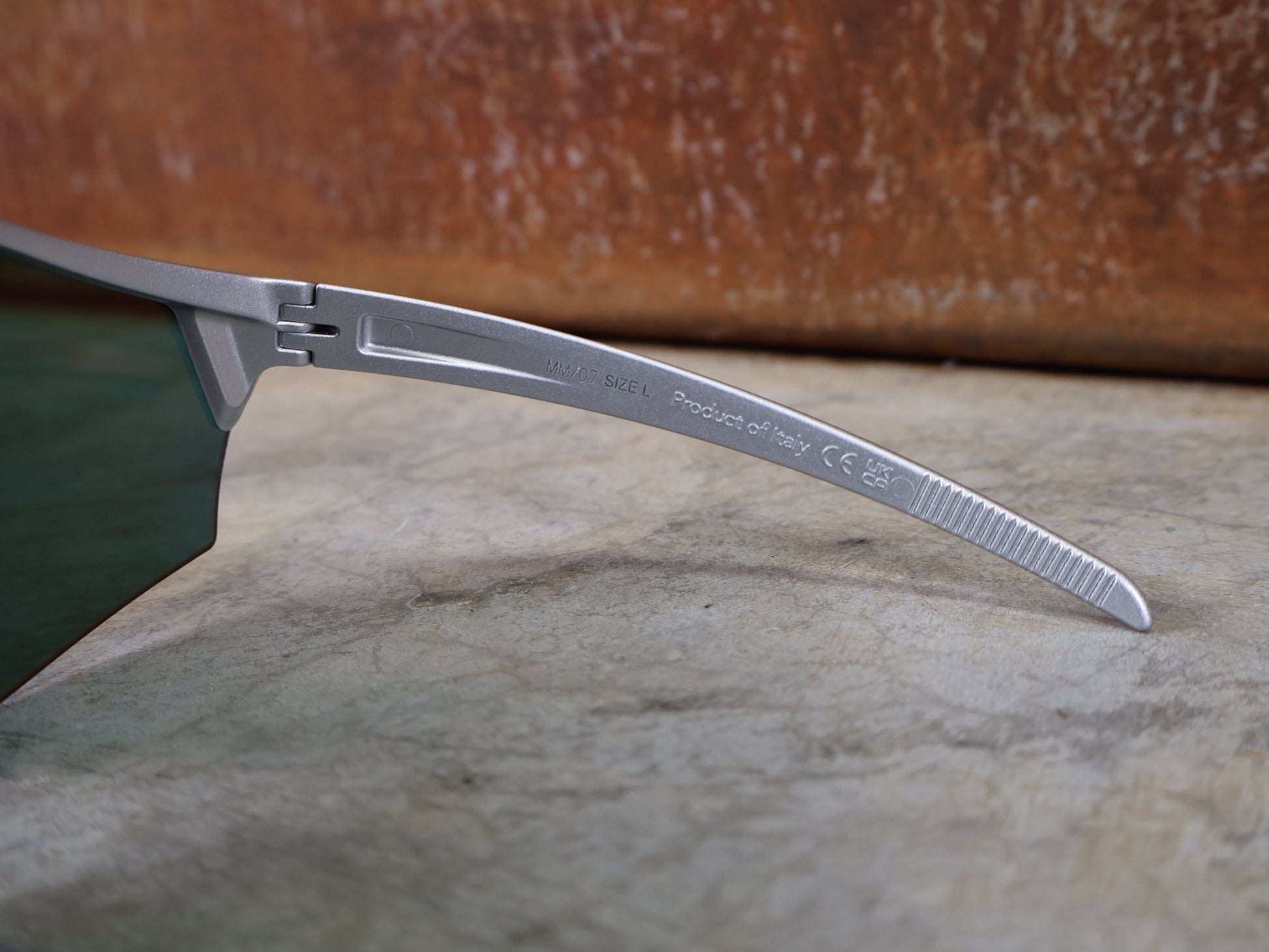 Brillen von Koo, KOO RED BULL - BORA HANSGROHE ALIBI LARGE SONNENBRILLE / RED MIRROR vor USEDBIKES - OB.DE Hintergrund