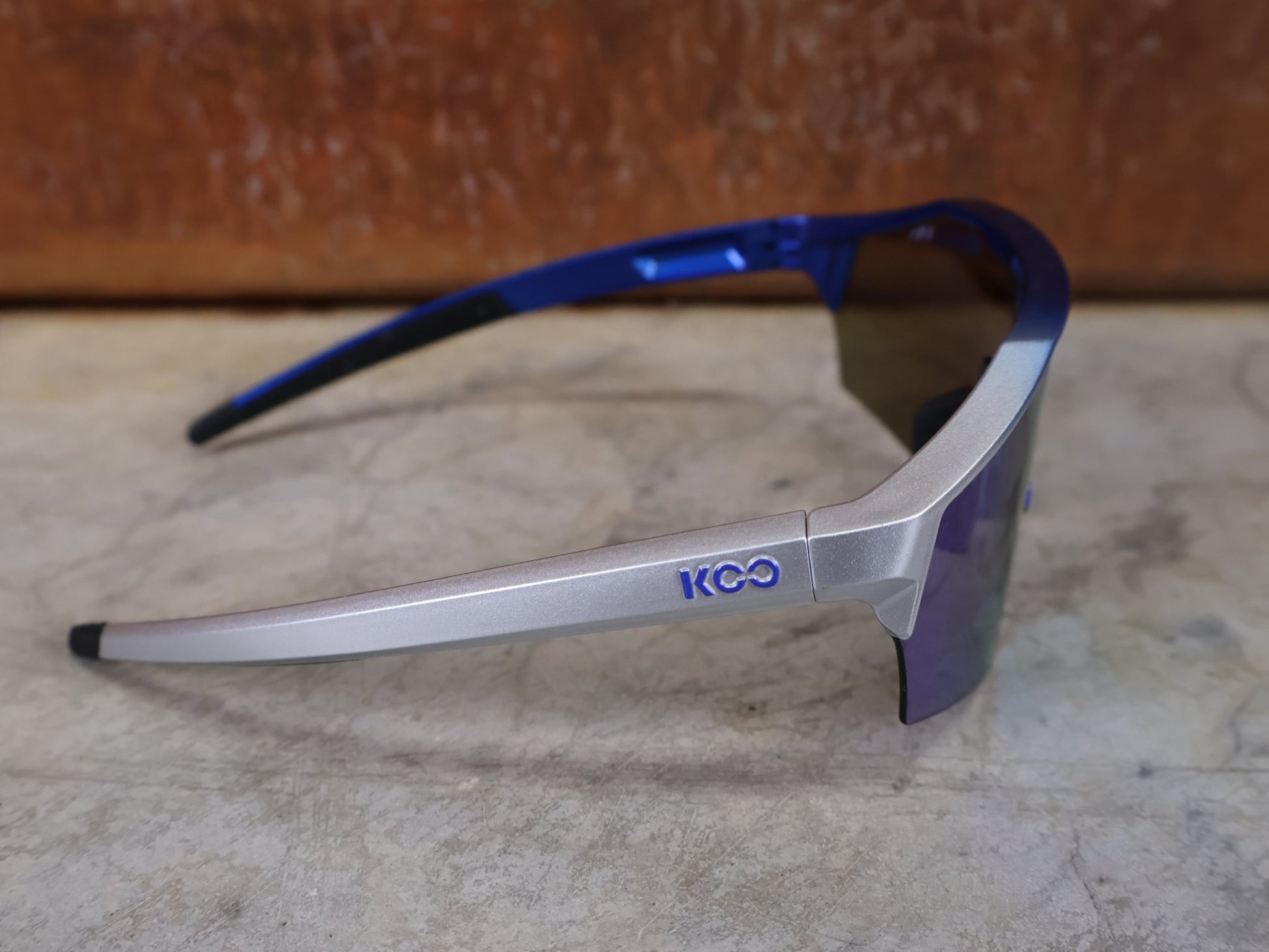 Brillen von Koo, KOO RED BULL - BORA HANSGROHE ALIBI LARGE SONNENBRILLE / TURQUOISE MIRROR vor USEDBIKES - OB.DE Hintergrund