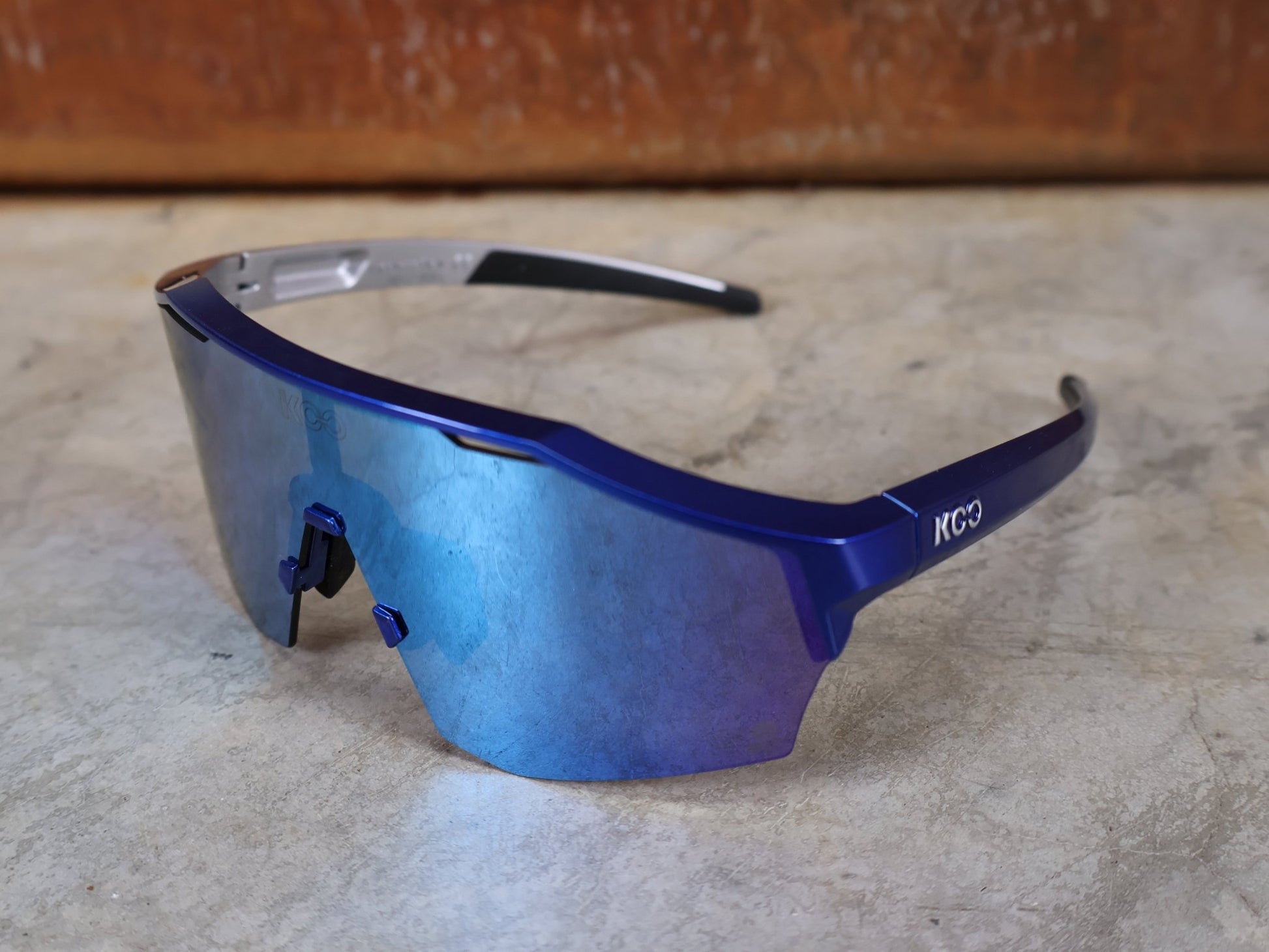 Brillen von Koo, KOO RED BULL - BORA HANSGROHE ALIBI LARGE SONNENBRILLE / TURQUOISE MIRROR vor USEDBIKES - OB.DE Hintergrund