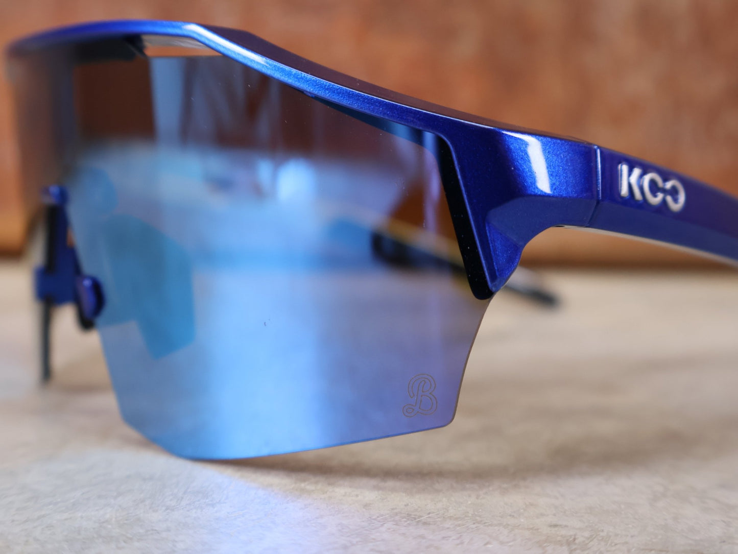 Brillen von Koo, KOO RED BULL - BORA HANSGROHE ALIBI LARGE SONNENBRILLE / TURQUOISE MIRROR vor USEDBIKES - OB.DE Hintergrund