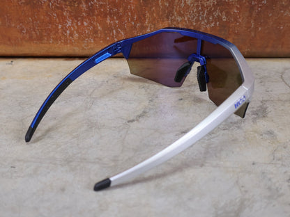 Brillen von Koo, KOO RED BULL - BORA HANSGROHE ALIBI LARGE SONNENBRILLE / TURQUOISE MIRROR vor USEDBIKES - OB.DE Hintergrund