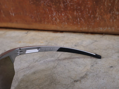 Brillen von Koo, KOO RED BULL - BORA HANSGROHE ALIBI LARGE SONNENBRILLE / TURQUOISE MIRROR vor USEDBIKES - OB.DE Hintergrund