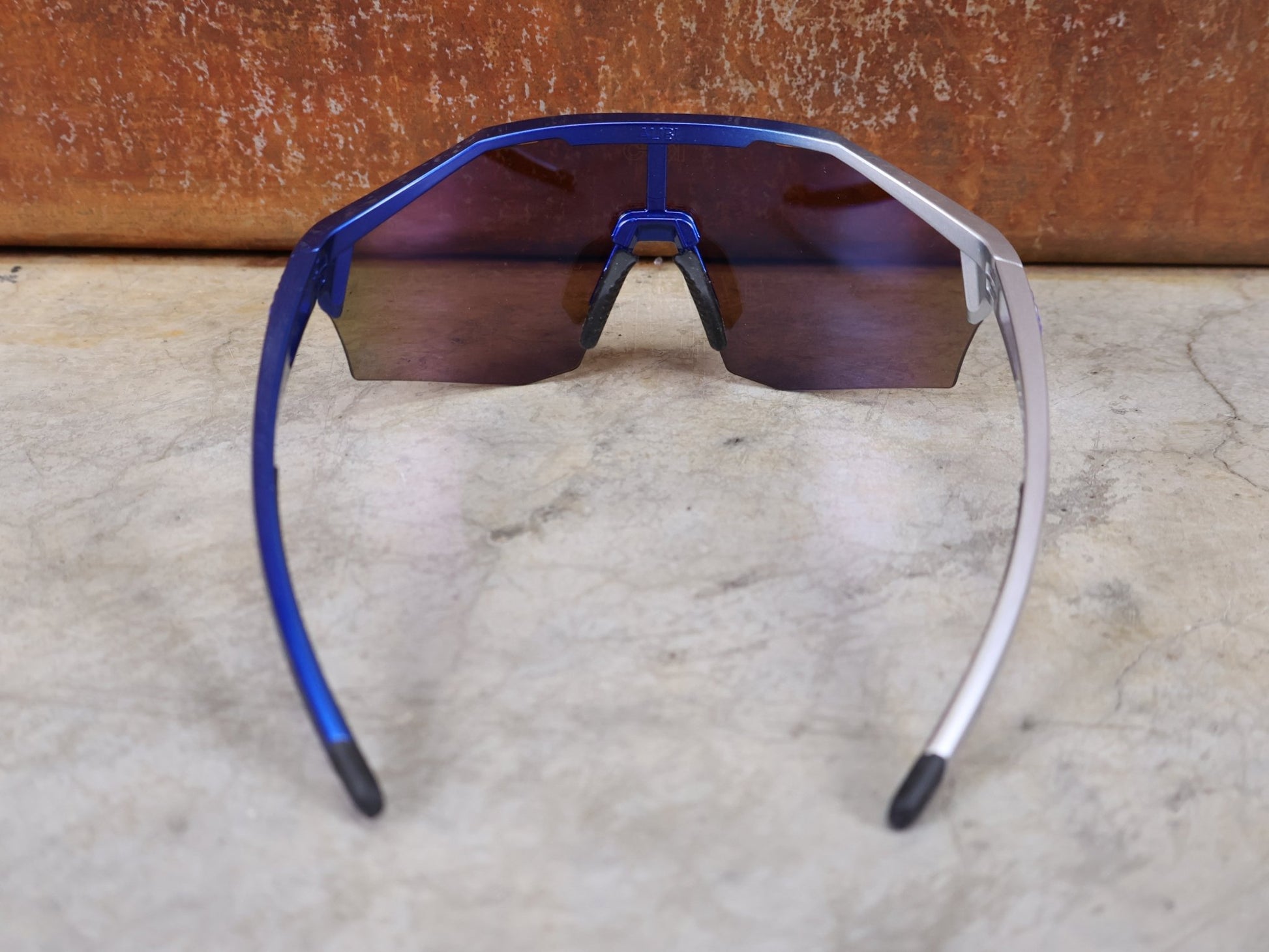 Brillen von Koo, KOO RED BULL - BORA HANSGROHE ALIBI LARGE SONNENBRILLE / TURQUOISE MIRROR vor USEDBIKES - OB.DE Hintergrund