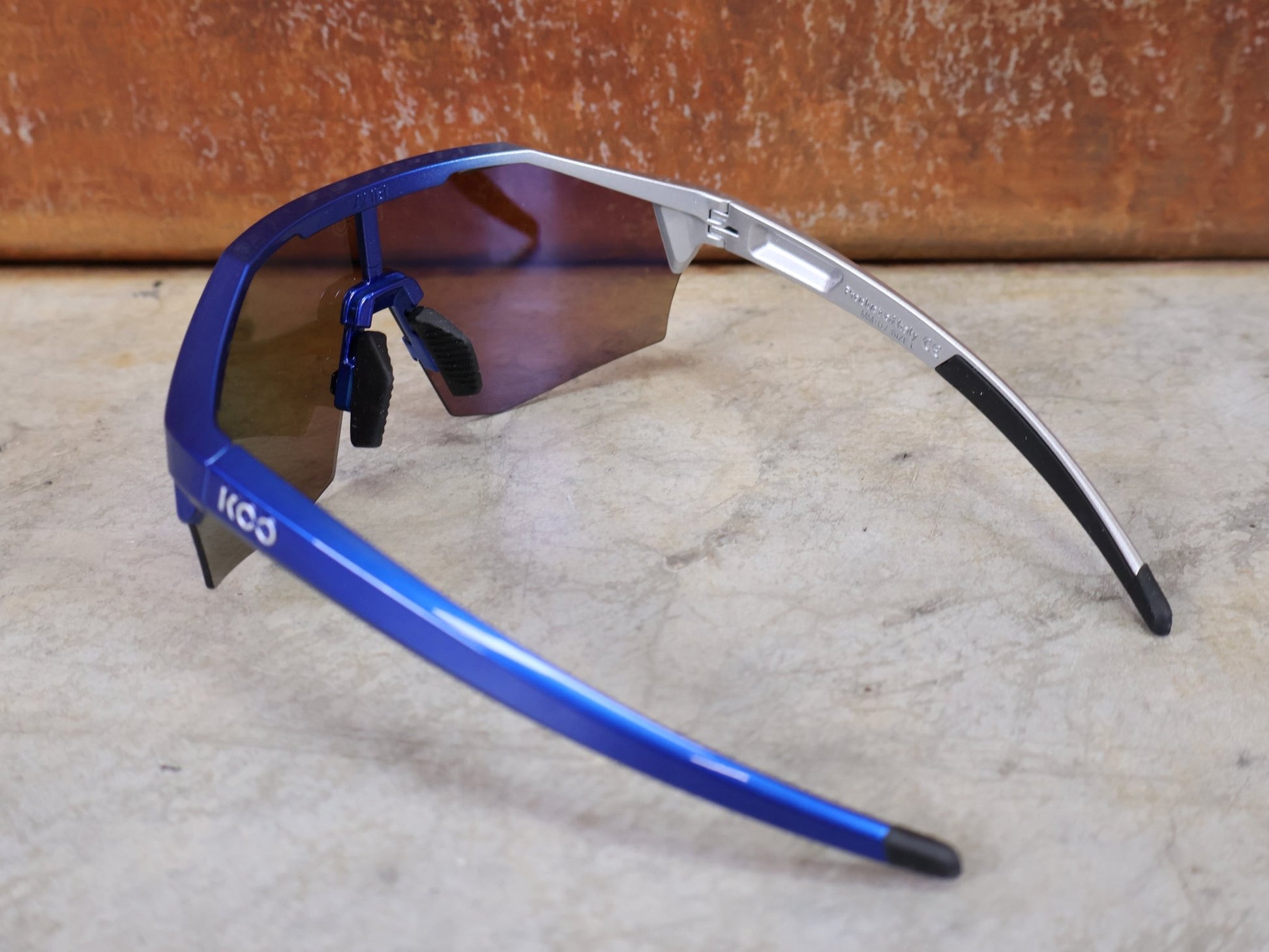 Brillen von Koo, KOO RED BULL - BORA HANSGROHE ALIBI LARGE SONNENBRILLE / TURQUOISE MIRROR vor USEDBIKES - OB.DE Hintergrund