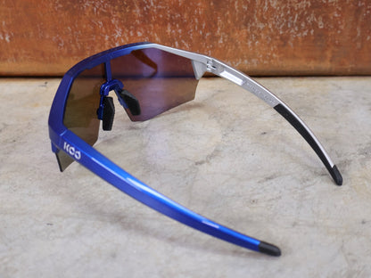 Brillen von Koo, KOO RED BULL - BORA HANSGROHE ALIBI LARGE SONNENBRILLE / TURQUOISE MIRROR vor USEDBIKES - OB.DE Hintergrund