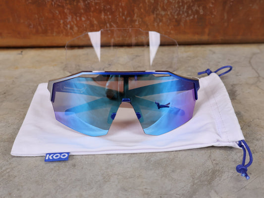 Brillen von Koo, KOO RED BULL - BORA HANSGROHE ALIBI LARGE SONNENBRILLE / TURQUOISE MIRROR vor USEDBIKES - OB.DE Hintergrund