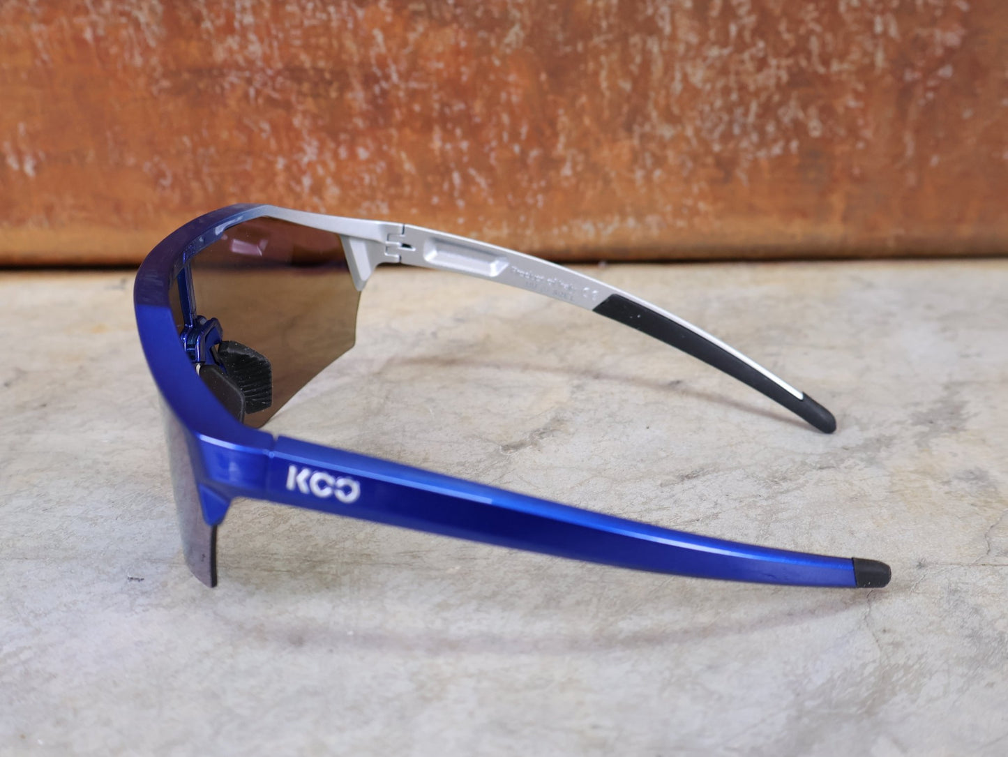 Brillen von Koo, KOO RED BULL - BORA HANSGROHE ALIBI LARGE SONNENBRILLE / TURQUOISE MIRROR vor USEDBIKES - OB.DE Hintergrund