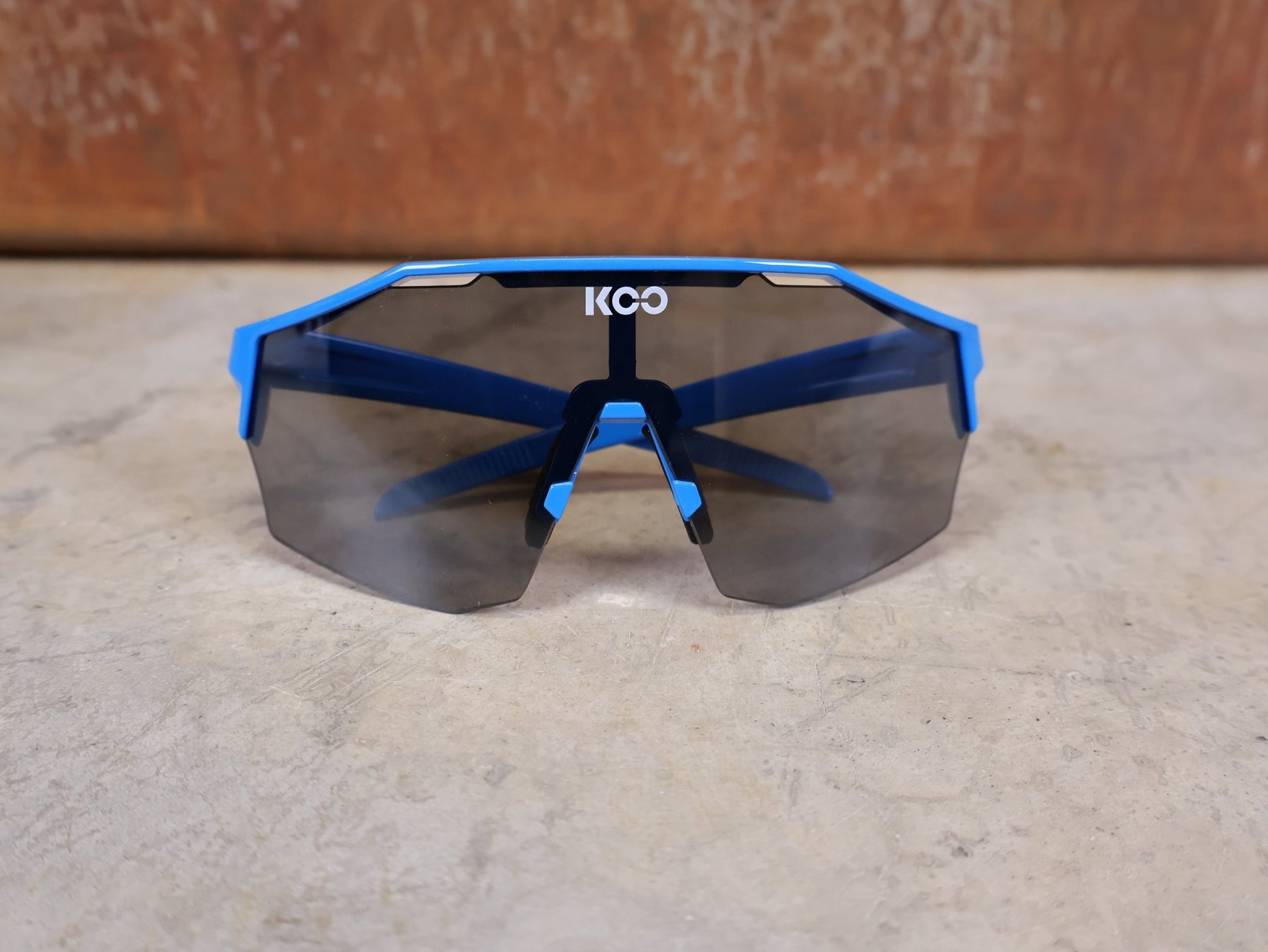 Brillen von Koo, KOO RED BULL - BORA HANSGROHE ALIBI PRO SONNENBRILLE / BLUE JERSEY vor USEDBIKES - OB.DE Hintergrund